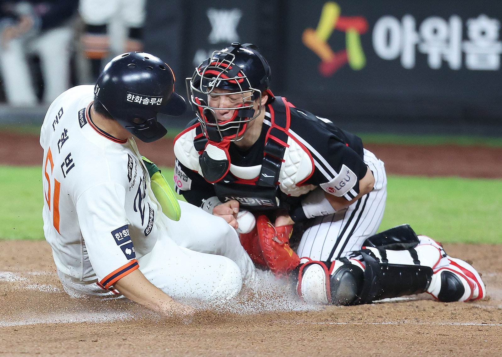 29일 대전 중구 한화생명볼파크에서 열린 2025 KBO리그 LG 트윈스와 한화 이글스의 경기, 한화 3회말 공격 2사 주자 2루 노시환의 안타 때 2루 주자 문현빈이 홈으로 슬라이딩하며 득점하고 있다. 한화 비디오 판독 요청으로 아웃판정에서 LG 포수 박동원의 포구 실책에 따른 득점으로 정정됐다. 2025.09.29 뉴시스