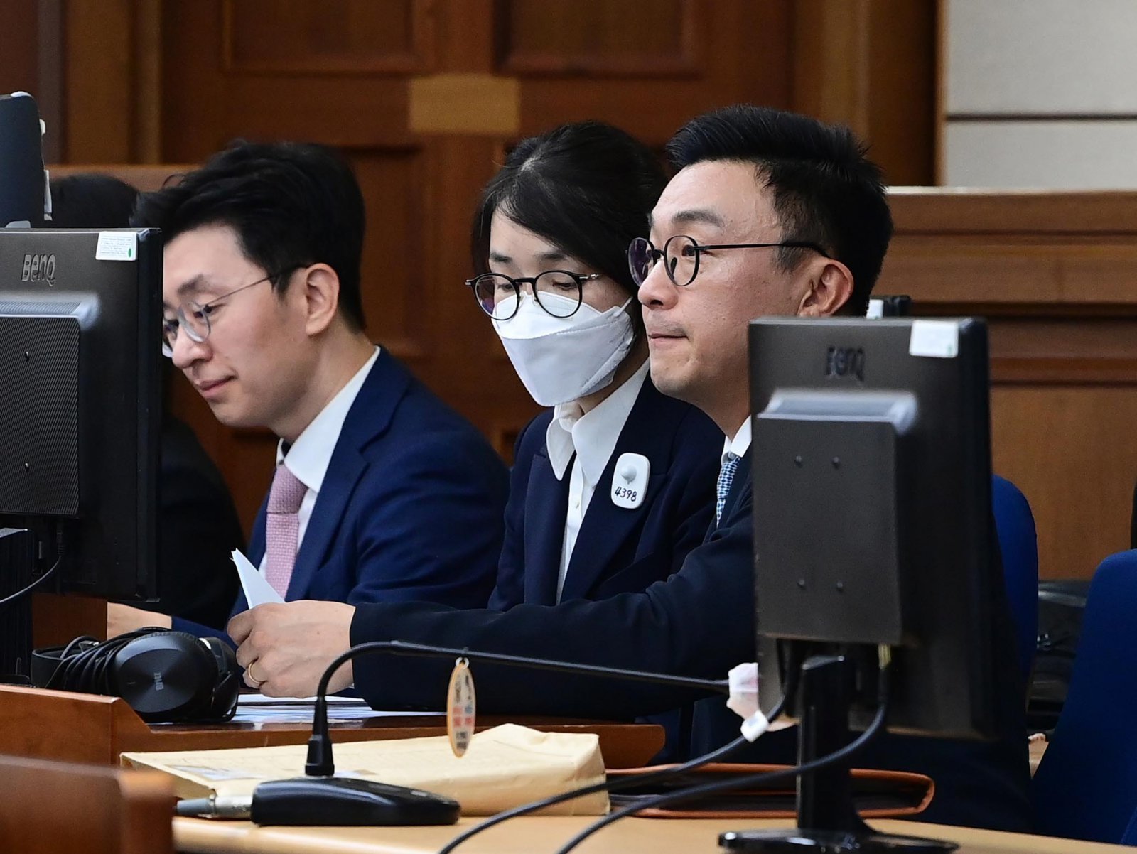 도이치모터스 주가조작과 명태균 공천개입, 통일교 청탁·뇌물 수수 의혹 혐의 등으로 구속기소 된 김건희 여사가 24일 오후 서울 서초구 서울중앙지방법원에서 열린 첫 재판에 출석해 있다. 2025.09.24 사진공동취재단