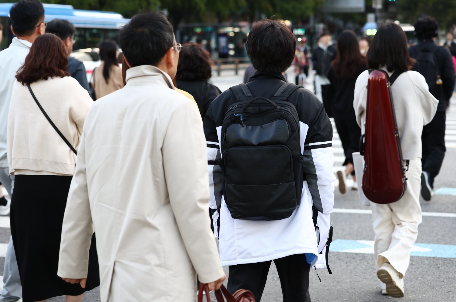 서울을 비롯한 대부분 지역의 아침 최저 기온이 한 자릿수로 떨어지며 올가을 가장 추운 날씨를 보인 20일 오전 서울 광화문 사거리에서 두꺼운 외투를 입은 시민들이 발걸음을 옮기고 있다. 2025.10.20 뉴스1