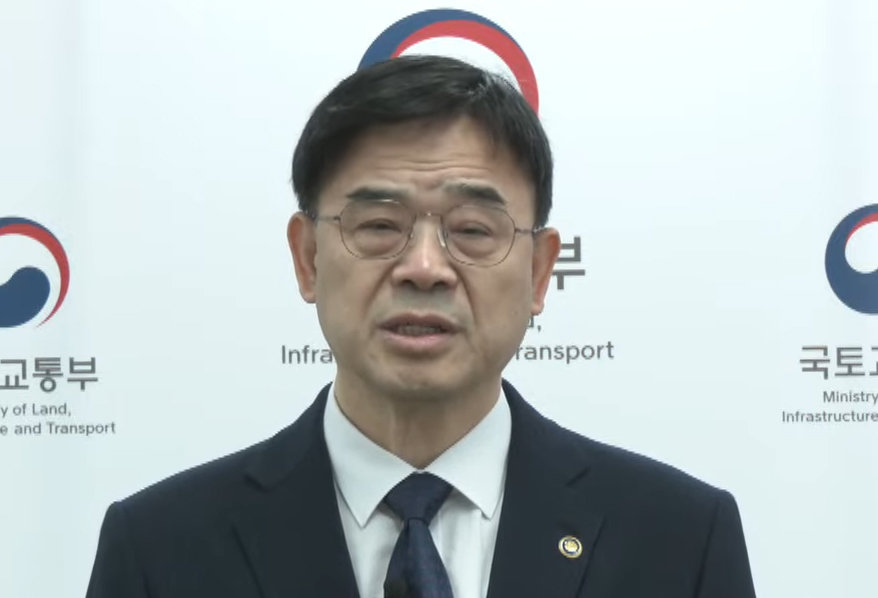 ‘갭투자’ 논란에 휩싸인 이상경 국토교통부 1차관이 23일 대국민 사과문을 발표하고 있다.  이 차관은 지난 19일 유튜브 채널 ‘부읽남TV’에 출연해 “돈 모아 집값 떨어지면 사라”는 취지의 발언을 했다. 그러나 이 차관 배우자가 지난해 전세를 끼고 아파트를 매입한 사실이 알려지면서 갭투자 의혹이 제기됐다. 2025.10.23 국토교통부 유튜브 캡쳐