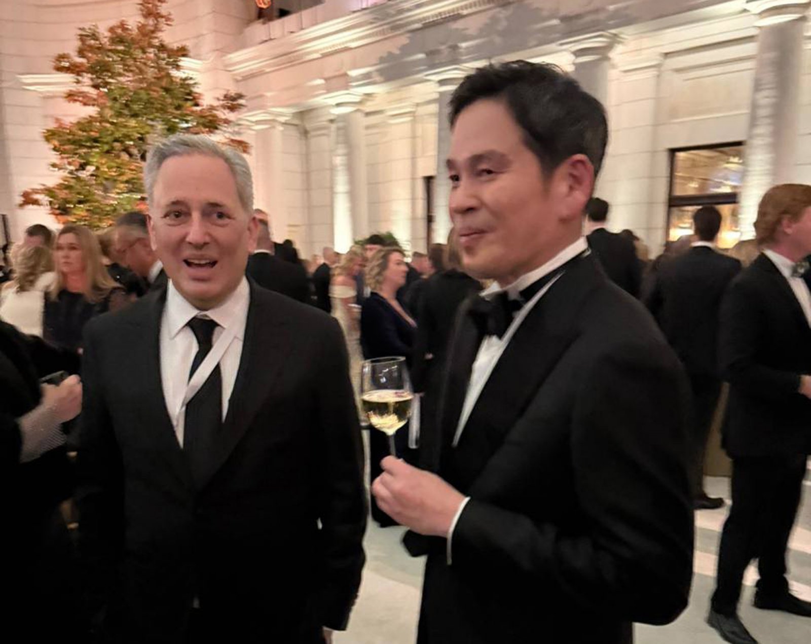 도널드 트럼프 대통령 취임식에 참석하기 위해 미국을 찾은 정용진 신세계그룹 회장이 20일 저녁(현지시간) 열린 스타라이트 무도회에서 백악관 암호화폐 및 인공지능(AI) 정책 책임자로 임명된 데이비드 삭스와 대화를 나누고 있다. 2025.1.21 신세계그룹 제공