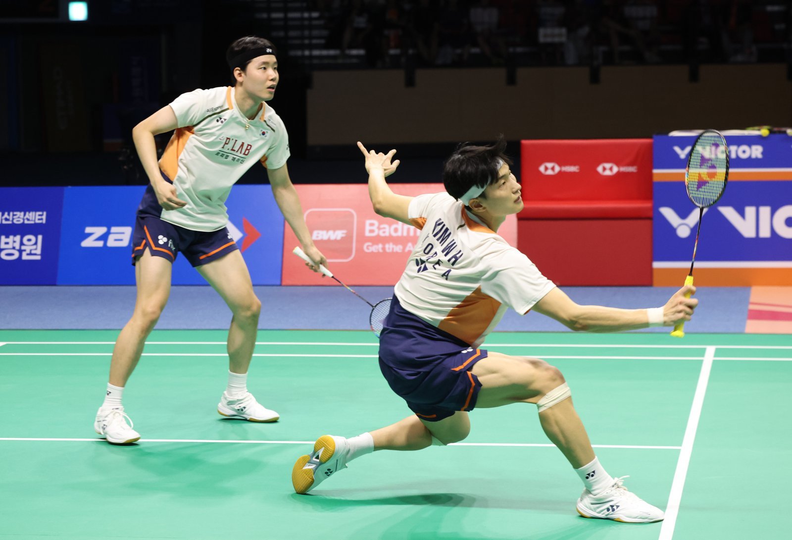 김원호, 서승재가 28일 경기 수원실내체육관에서 열린 2025 세계배드민턴연맹(BWF) 월드 투어 슈퍼 500 코리아오픈 남자 복식 결승전에서 인도네시아 파자르 알피안과 무함마드 쇼히불 피크리와 경기를 펼치고 있다. 2025.09.28 뉴시스