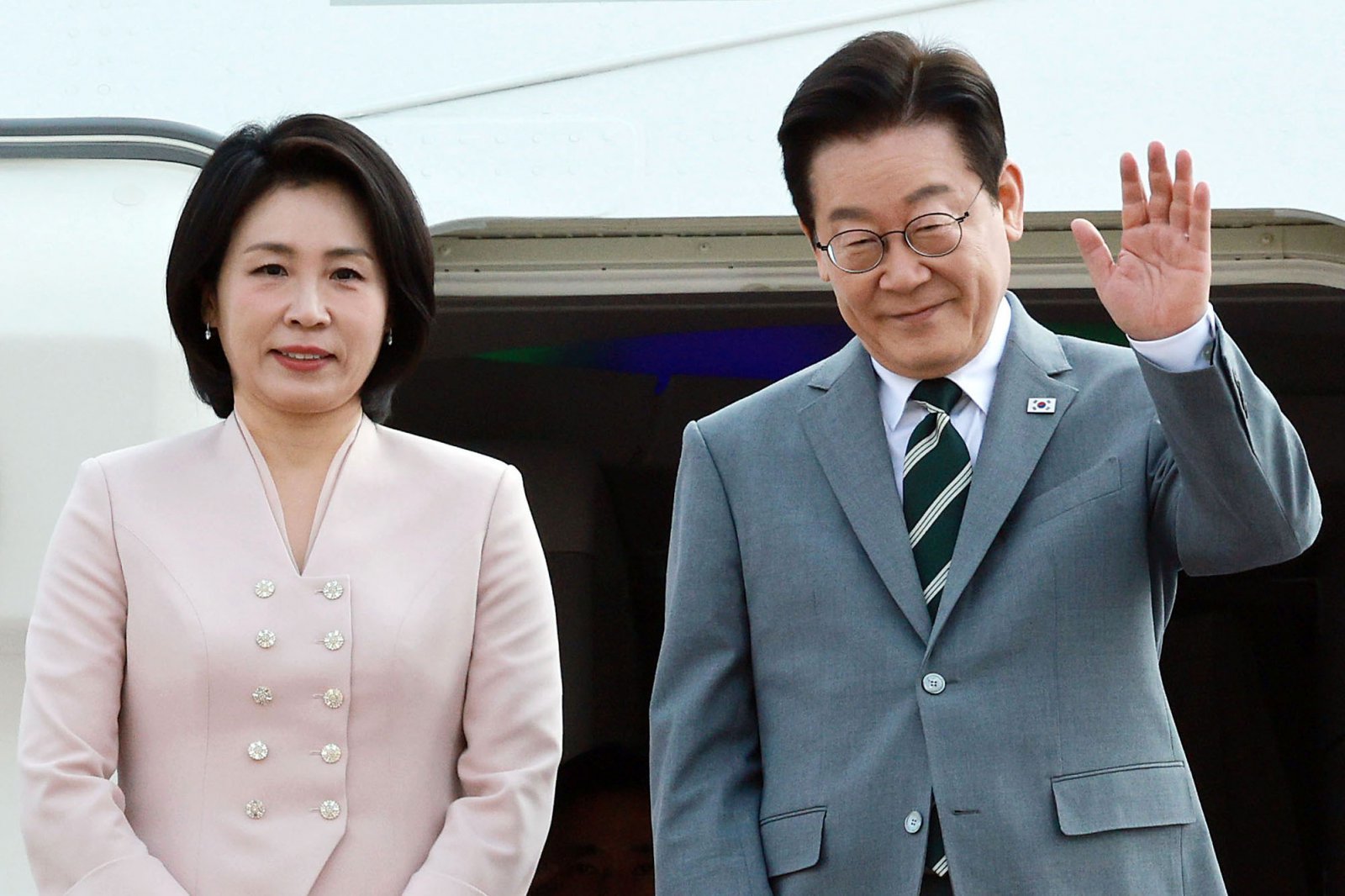 이재명 대통령과 김혜경 여사가 말레이시아 쿠알라룸푸르에서 열리는 아세안 정상회의에 참석하기 위해 26일 경기 성남 서울공항에 도착해 공군 1호기에 탑승해 인사하고 있다. 2025.10.26 뉴시스