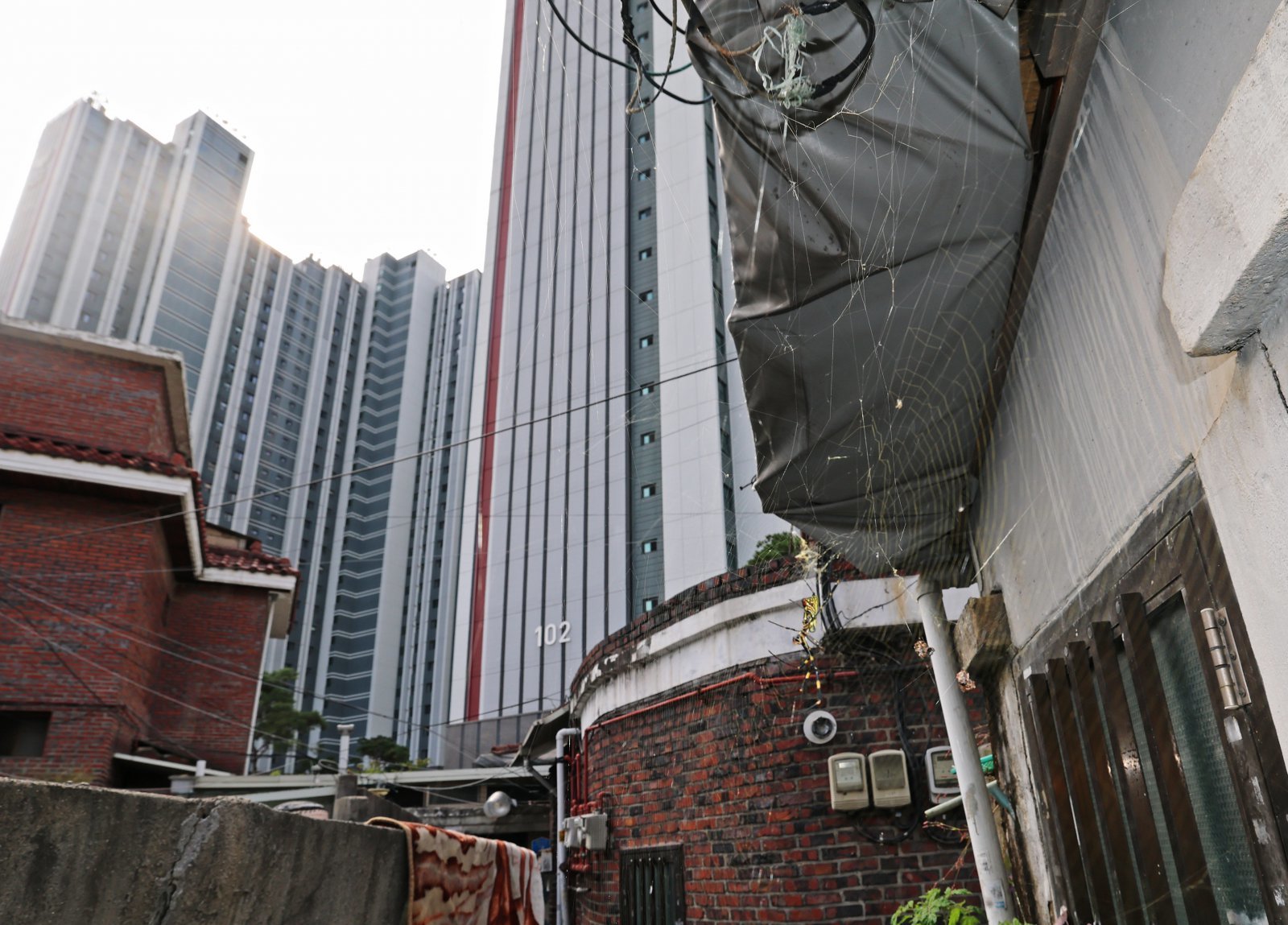 사진은 24일 서울 노원구 상계5 재정비촉진구역의 노후 주택 뒤로 고층 아파트가 들어선 모습. 2025.10.24 뉴스1