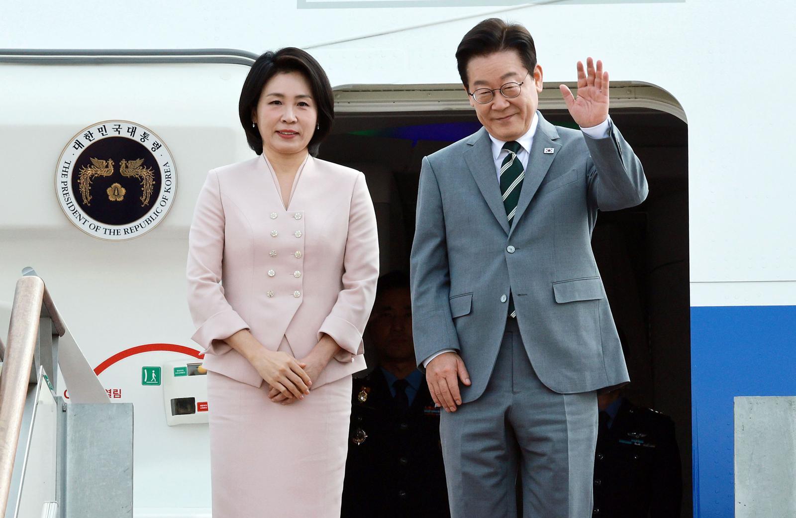 이재명 대통령과 김혜경 여사가 말레이시아 쿠알라룸푸르에서 열리는 아세안 정상회의에 참석하기 위해 26일 경기 성남 서울공항에 도착해 공군 1호기에 탑승해 인사하고 있다. 뉴시스