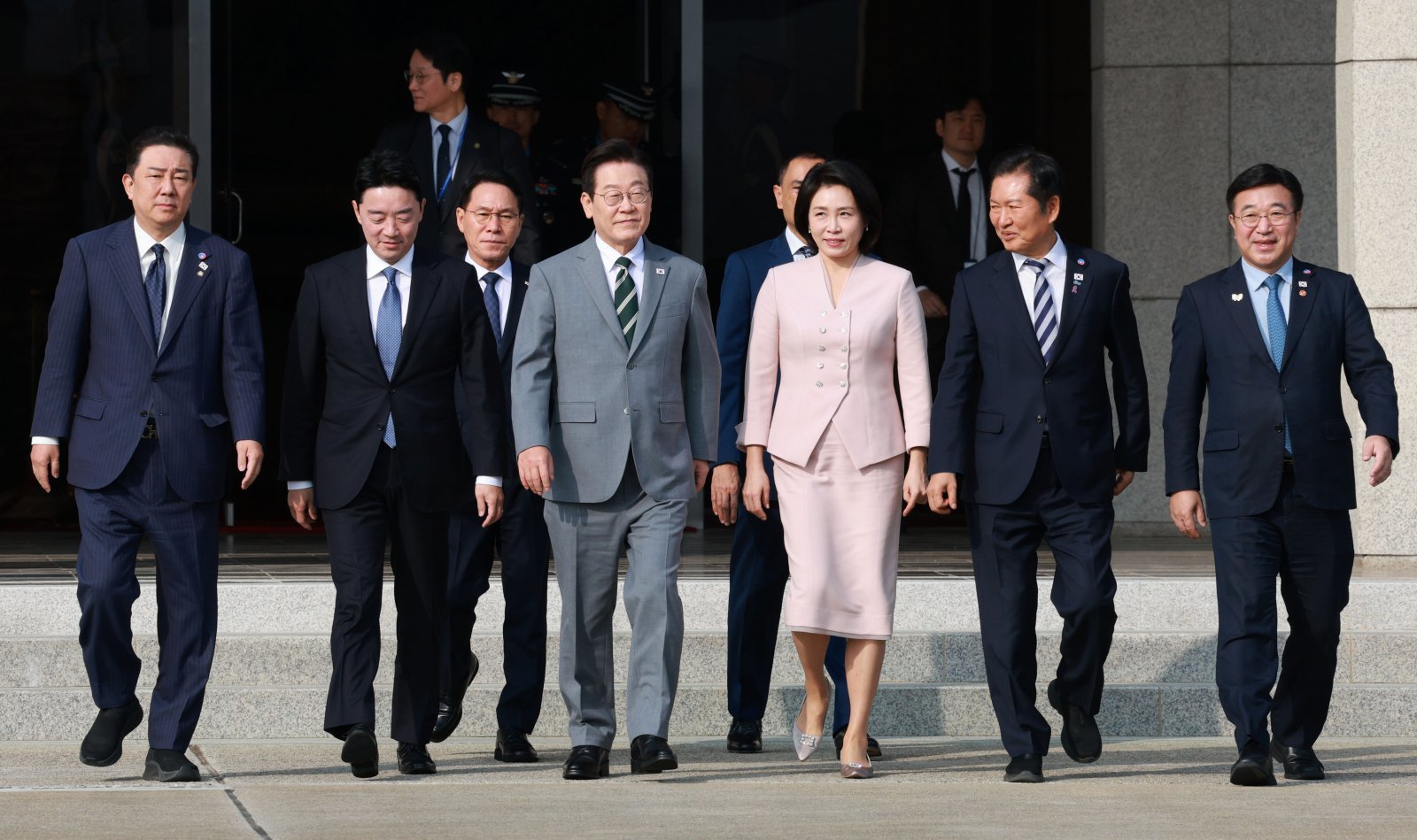 이재명 대통령과 김혜경 여사가 말레이시아 쿠알라룸푸르에서 열리는 아세안(ASEAN·동남아시아국가연합) 정상회의에 참석하기 위해 26일 경기 성남 서울공항에 도착해 환송 인사들과 공군 1호기로 향하고 있다. 왼쪽부터 김병기 더불어민주당 원내대표, 강훈식 비서실장, 이 대통령, 김 여사, 정청래 더불어민주당 대표, 윤호중 행정안전부 장관. 뉴시스