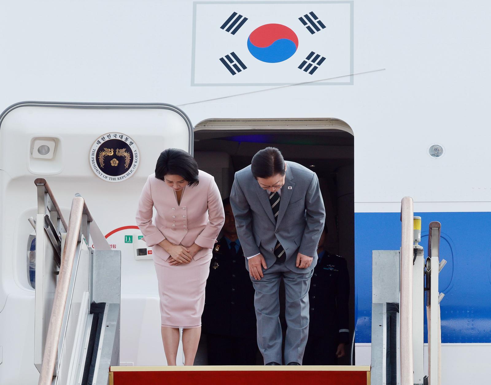 이재명 대통령과 김혜경 여사가 말레이시아 쿠알라룸푸르에서 열리는 아세안 정상회의에 참석하기 위해 26일 경기 성남 서울공항에 도착해 공군 1호기에 탑승해 인사하고 있다. 뉴시스