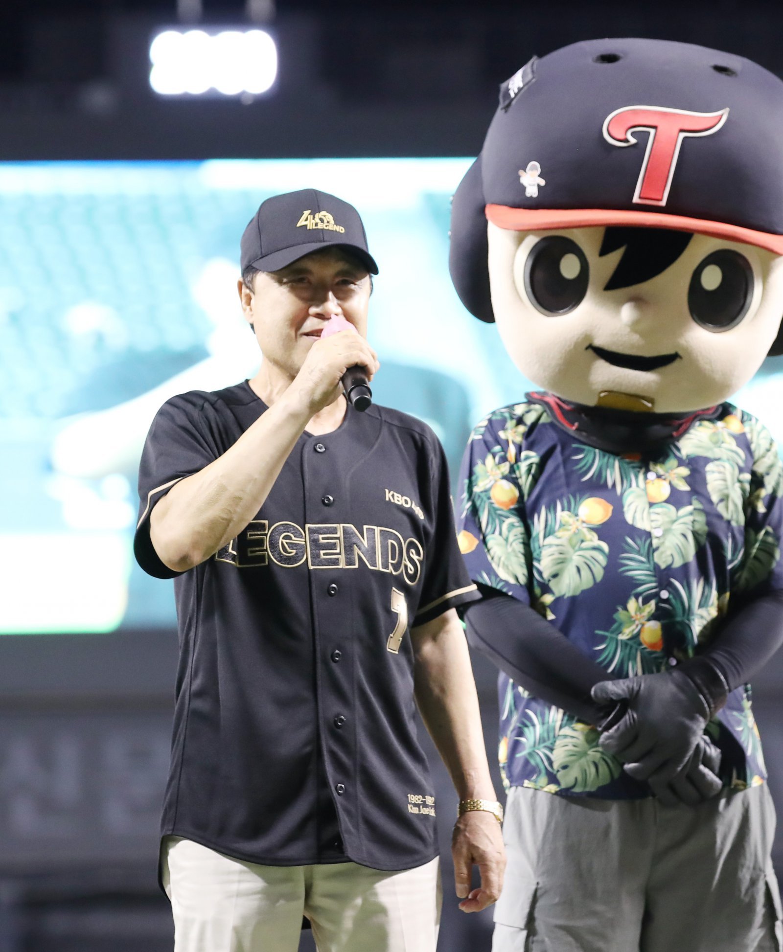 17일 오후 서울 송파구 잠실야구장에서 열린 2022 KBO리그 삼성 라이온즈와 LG 트윈스의 경기,  KBO 레전드 40인 시상식에서 김재박 전 감독이 기념패를 받은 후 소감을 말하고 있다. 2022.08.17 뉴시스