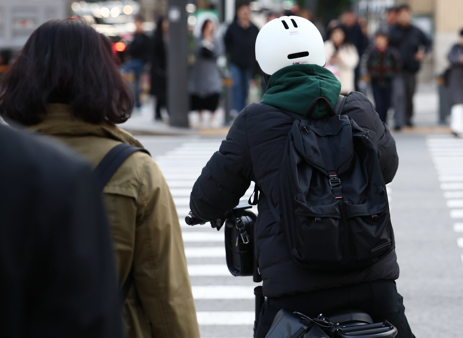 서울을 비롯한 대부분 지역의 아침 최저 기온이 한 자릿수로 떨어지며 올가을 가장 추운 날씨를 보인 지난 20일 오전 서울 광화문 사거리에서 시민들이 두꺼운 외투를 입고 발걸음을 옮기고 있다. 2025.10.20 뉴스1