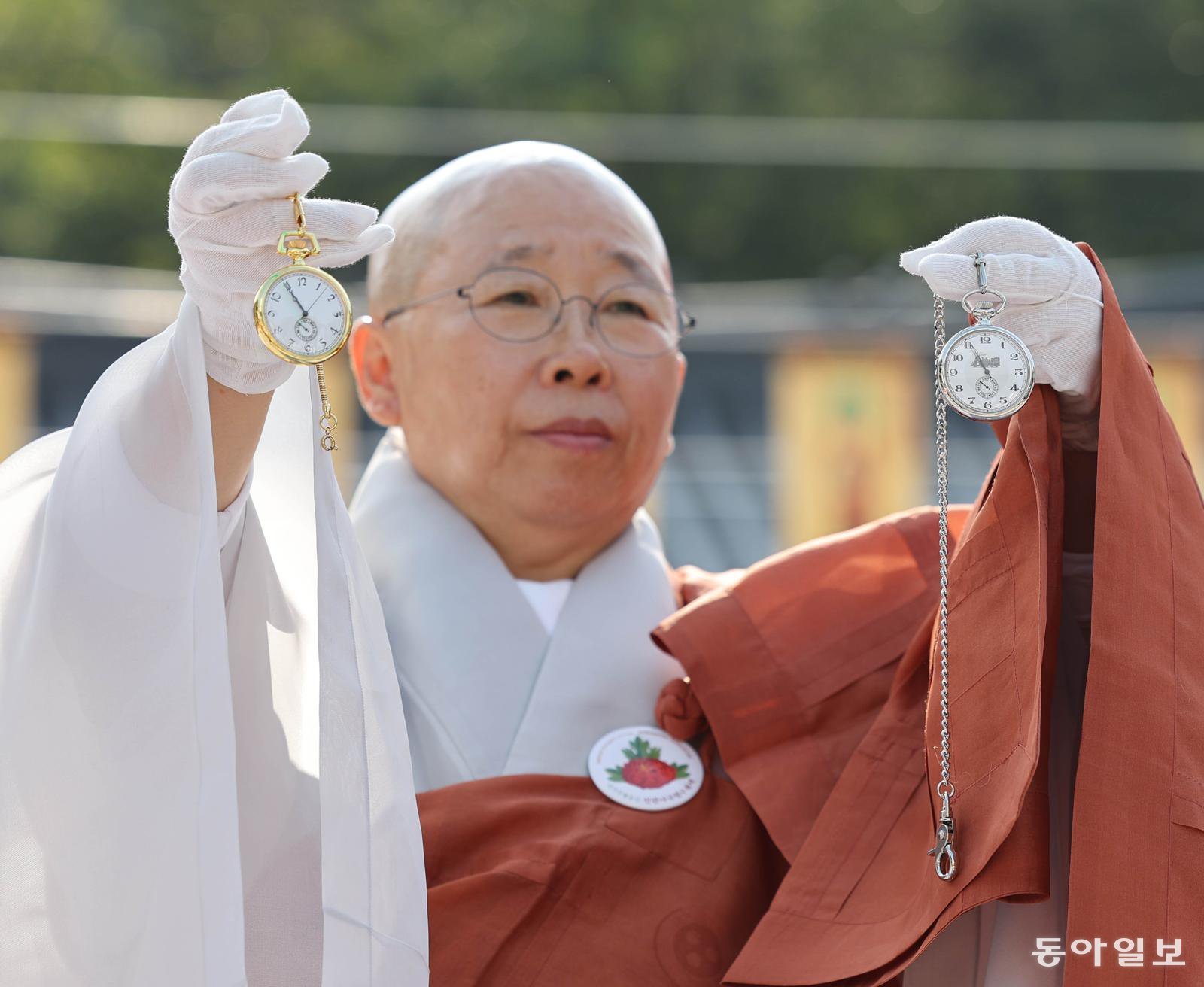 광복 80주년을 맞아 진관사 주지 법해스님이 25일 서울 은평구 진관사에서 열린 수륙재 개건 627주년 기념 ‘2025년 진관사 수륙재’ 회향식에서 김진 광복회 부회장에게 받은 김구 선생과 윤봉길 의사가 교환했던 회중시계 복각을 들어보이고 있다.  전영한 기자 scoopjyh@donga.com