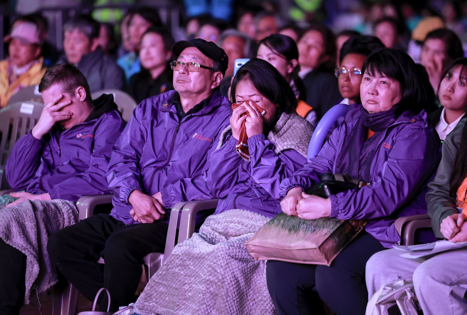 25일 서울 중구 서울광장에서 열린 10.29 이태원참사 3주기 시민추모대회에서 희생자 유가족들이 슬퍼하고 있다. 2025.10.25 뉴시스