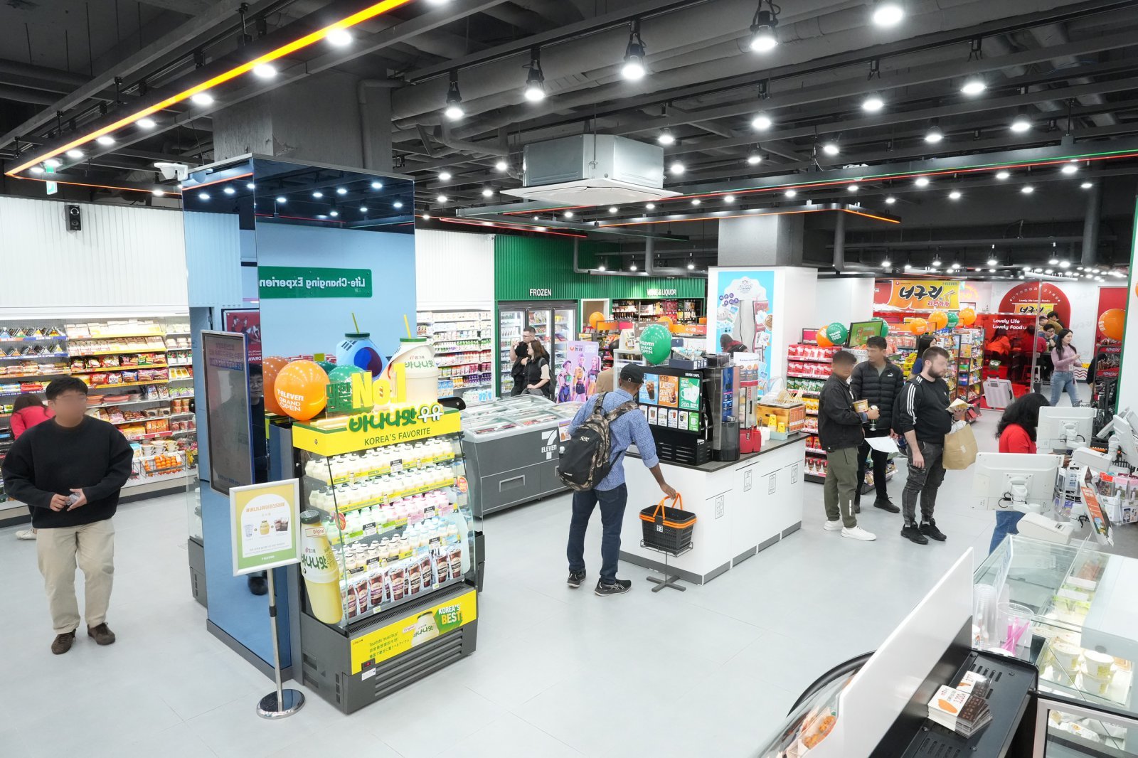 26일 서울 중구 세븐일레븐 ‘뉴웨이브명동점’을 찾은 외국인 관광객들이 K푸드, K뷰티 등의 상품을 둘러보고 있다. 세븐일레븐 제공