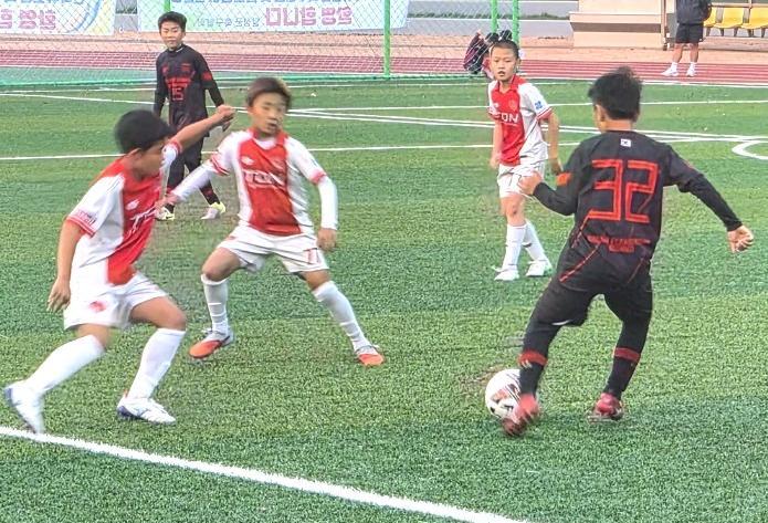 26일 대구 달성군 화원읍 명곡체육공원에서 열린 ‘제1회 달성군수배 전국 유소년축구대회’ 결승전에서 대구TDN과 구미 비산초 선수들이 공을 다투고 있다.