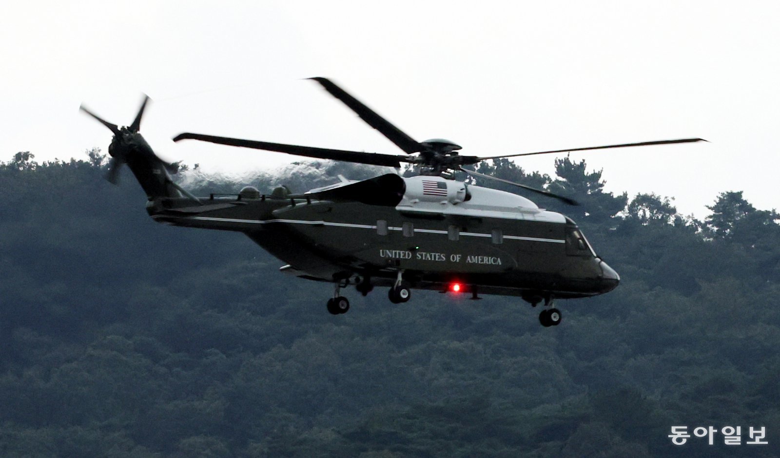 美대통령 경호 점검하는 ‘마린원’
아시아태평양경제협력체(APEC) 정상회의를 닷새 앞둔 26일 도널드 트럼프 미국 대통령의 방한에 대비해 미 대통령 전용 헬기인 마린 원(Marine One)이 경북 경주시 보문단지 상공을 비행하며 경호 상황을 점검하고 있다. 경주=홍진환 기자 jean@donga.com