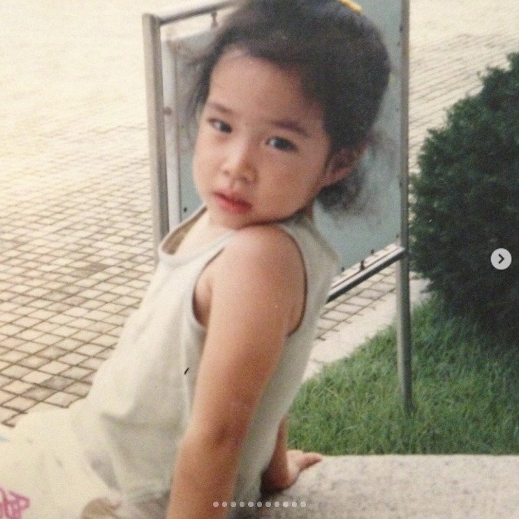 배우 이민정이 자신의 어린 시절 사진을 공개했다. 딸 이서이가 “본인 사진인 줄 알았다”는 말과 함께 닮은 외모로 화제를 모았다. 이민정 인스타그램