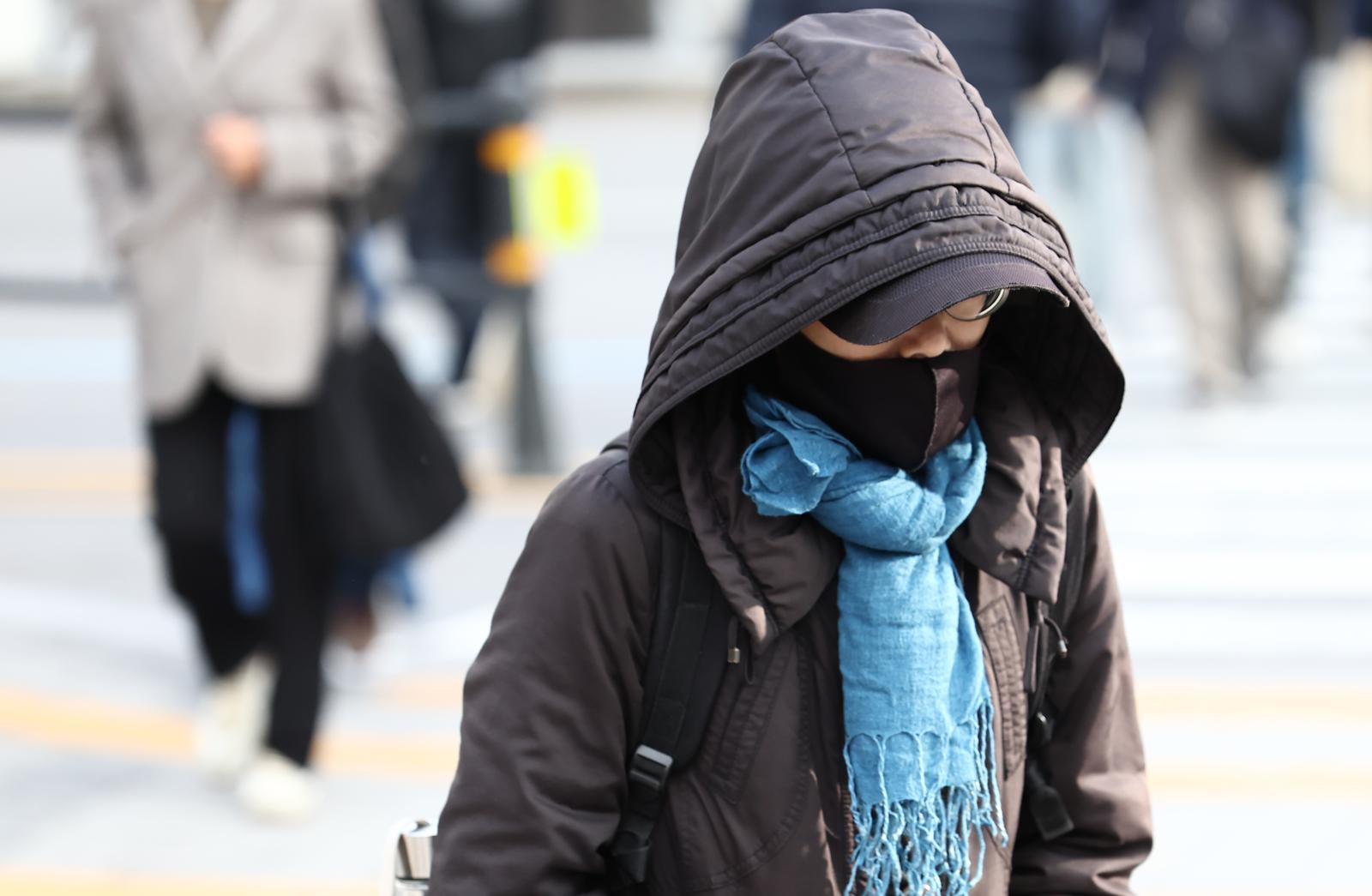 서울을 비롯한 대부분 지역의 아침 최저 기온이 한 자릿수로 떨어지며 올가을 가장 추운 날씨를 보인 20일 오전 서울 광화문 사거리에서 두꺼운 외투를 입은 시민이 발걸음을 옮기고 있다. 2025.10.20/뉴스1
