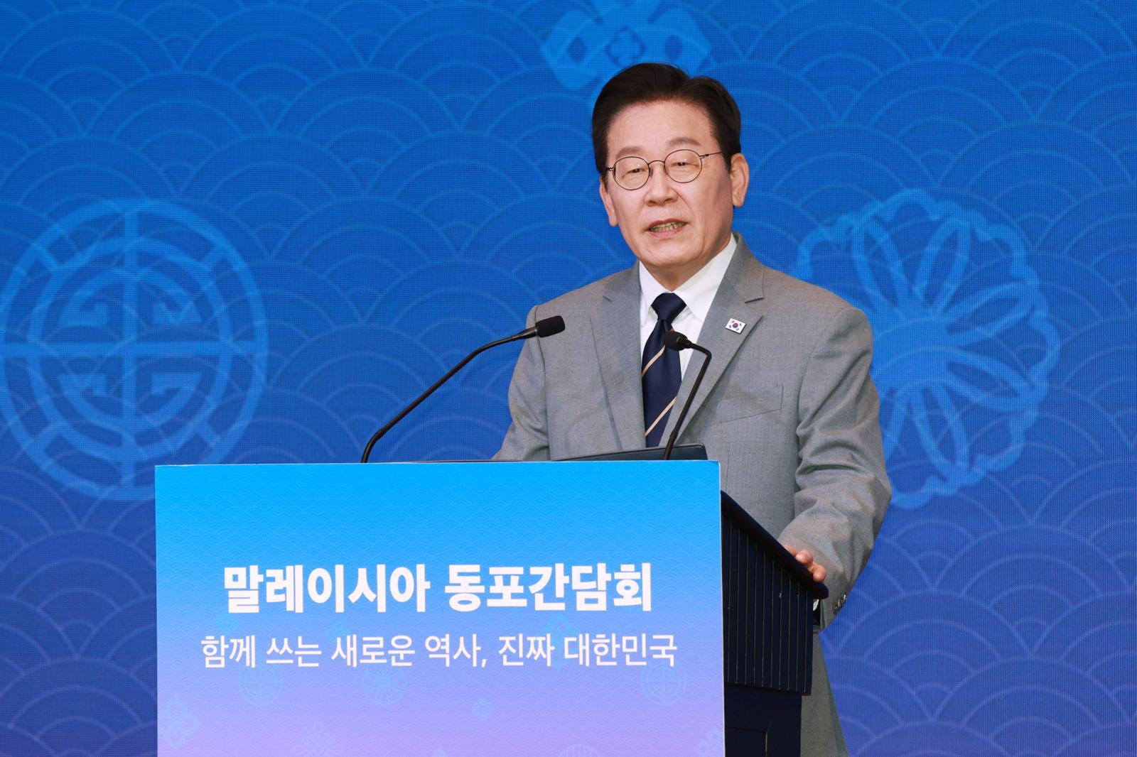 이재명 대통령이 26일(현지 시간) 말레이시아 쿠알라룸푸르 한 호텔에서 열린 동포 간담회에서 인사말을 하고 있다. 뉴시스