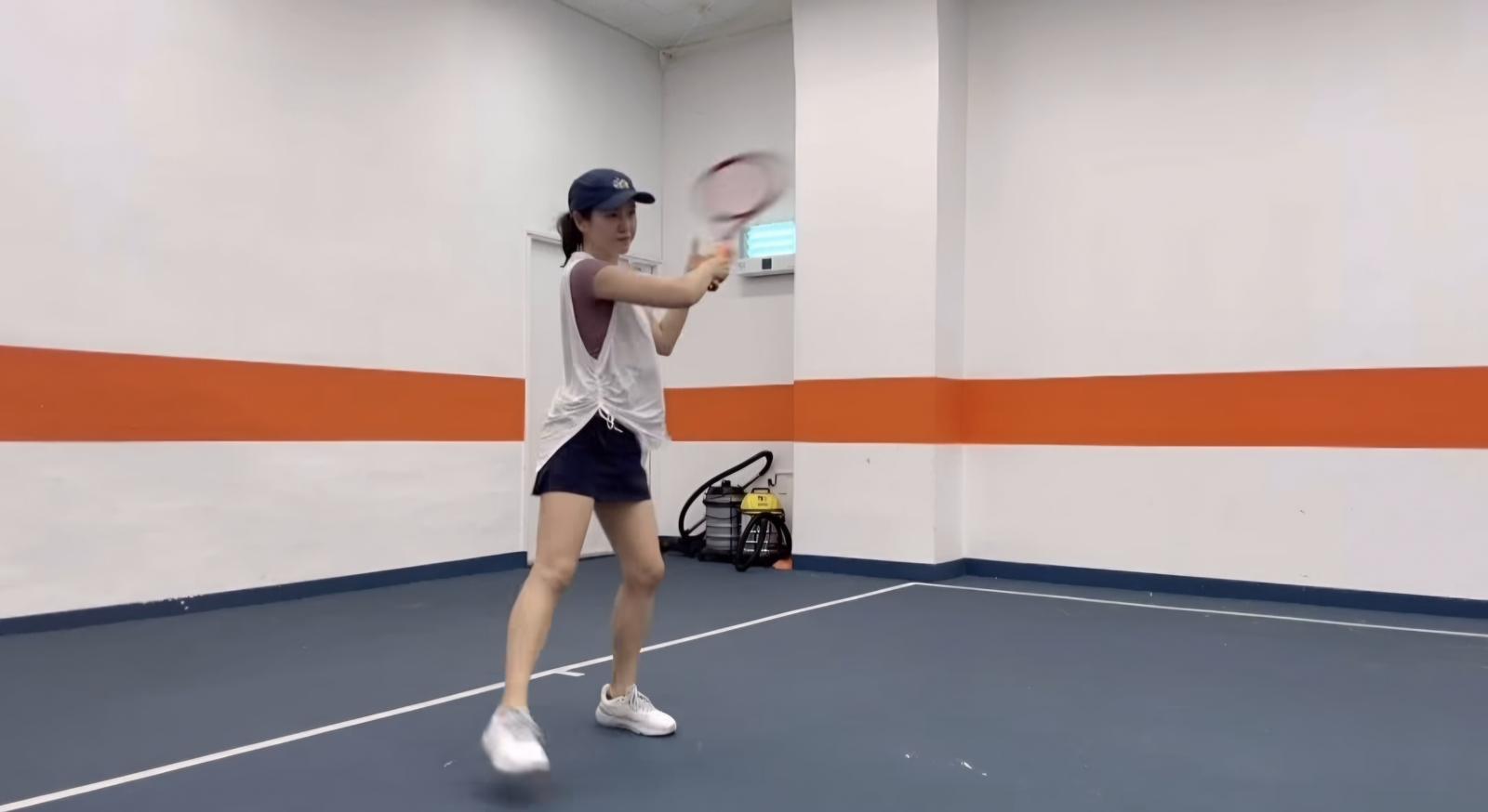 손예진이 영화 ‘어쩔수가없다’ 근황을 공개했다. 단발머리로 변신한 그는 테니스를 배우며 청순한 매력과 밝은 에너지를 뽐냈다. ⓒ뉴시스