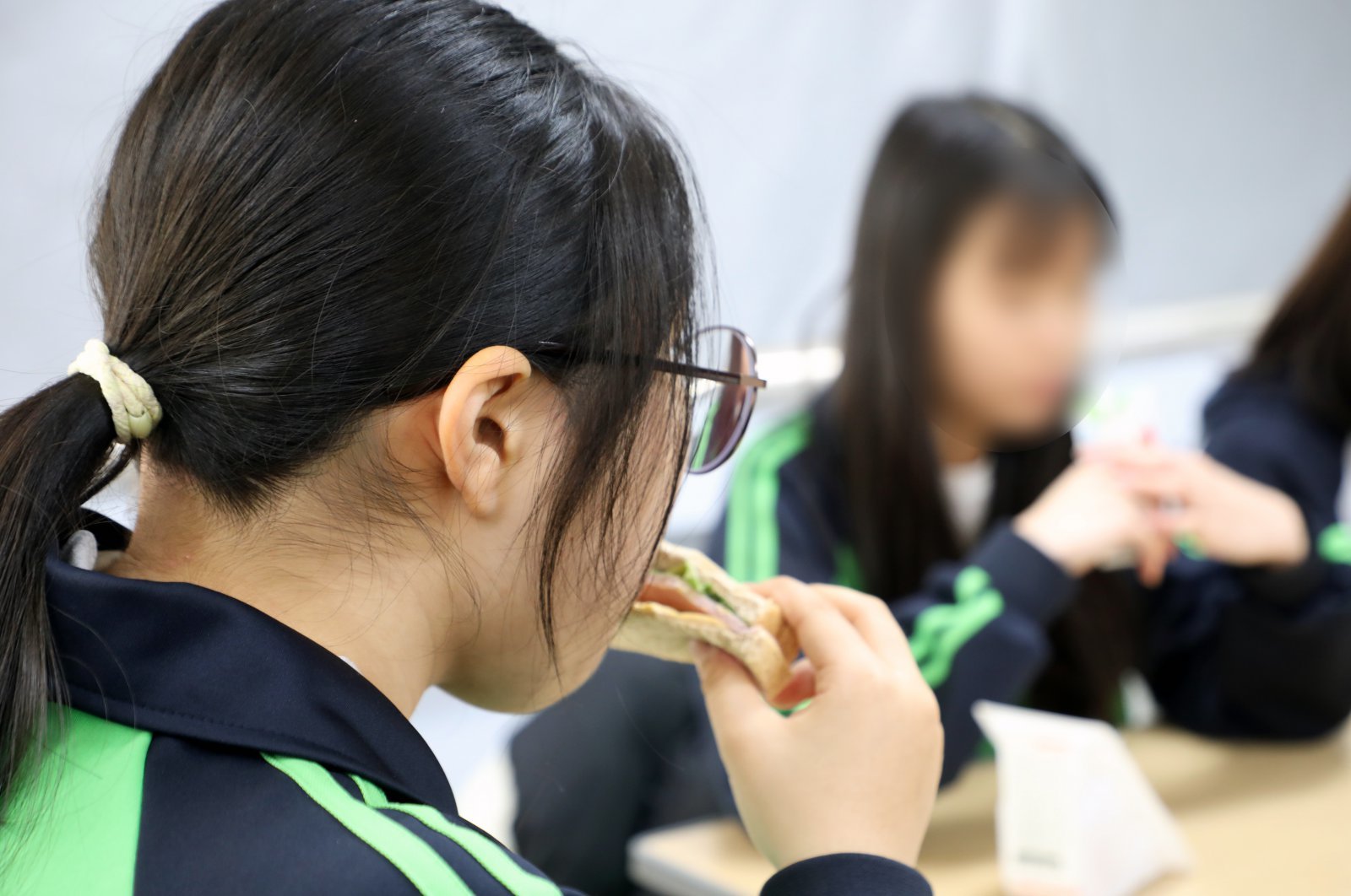 한 중학교에서 학생들이 급식 대신 빵과 도시락으로 점심을 먹고 있다. 2024.12.6/뉴스1
