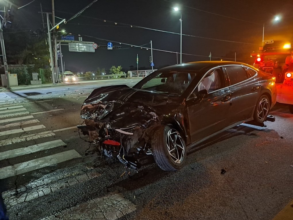 27일 새벽 원주 단구동 동부교사거리 승용차 충돌사고 현장.강원도소방본부 제공