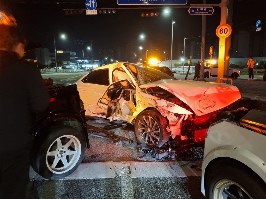 27일 새벽 원주 단구동 동부교사거리 승용차 충돌사고 현장.강원도소방본부 제공