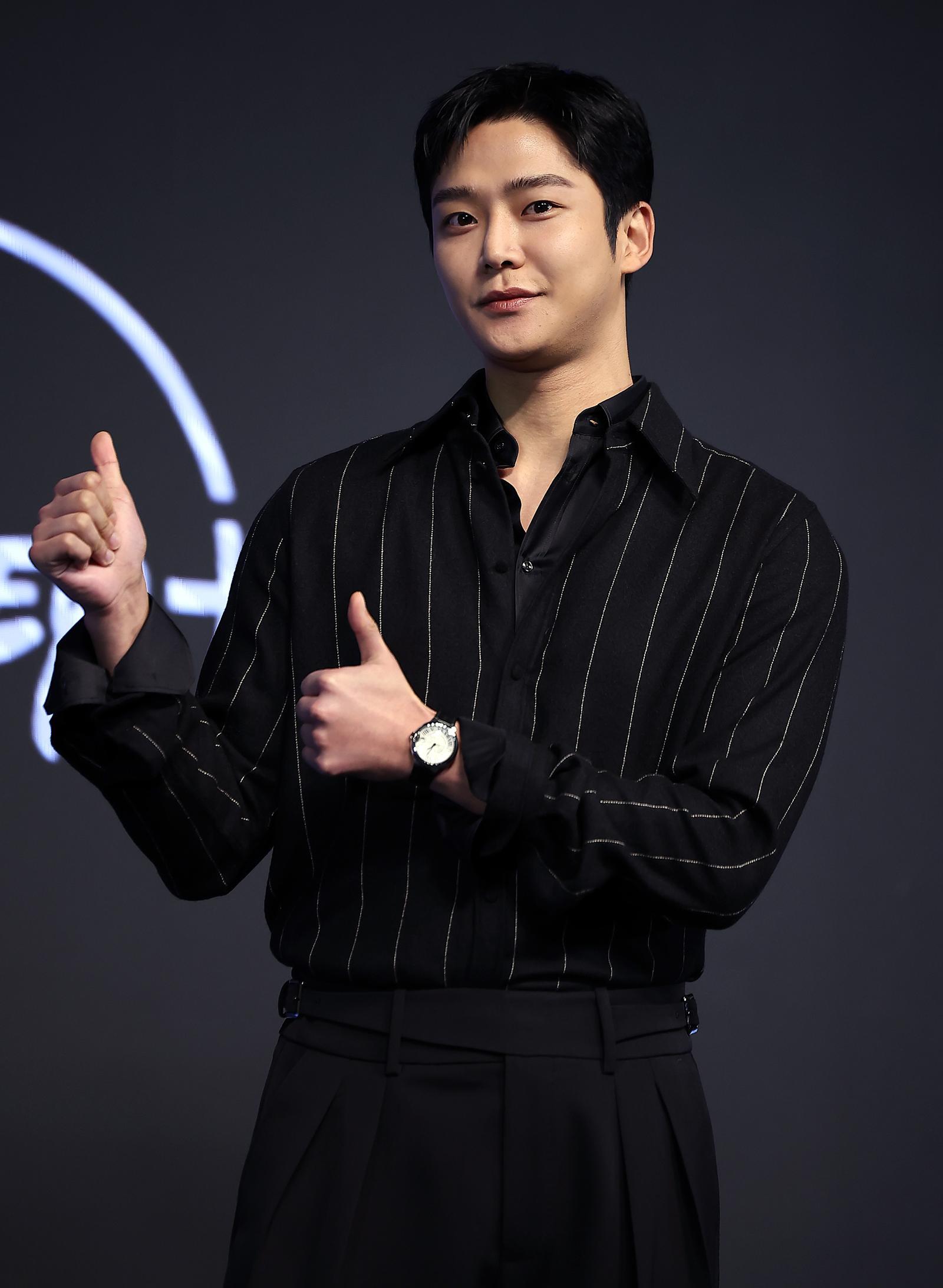 SF9 출신 배우 로운이 27일 육군 현역으로 입대한다. “몸과 영혼을 디톡스하는 시간으로 보내겠다”며 훈련소 입소 소감을 전했다. 배우 로운/뉴스1