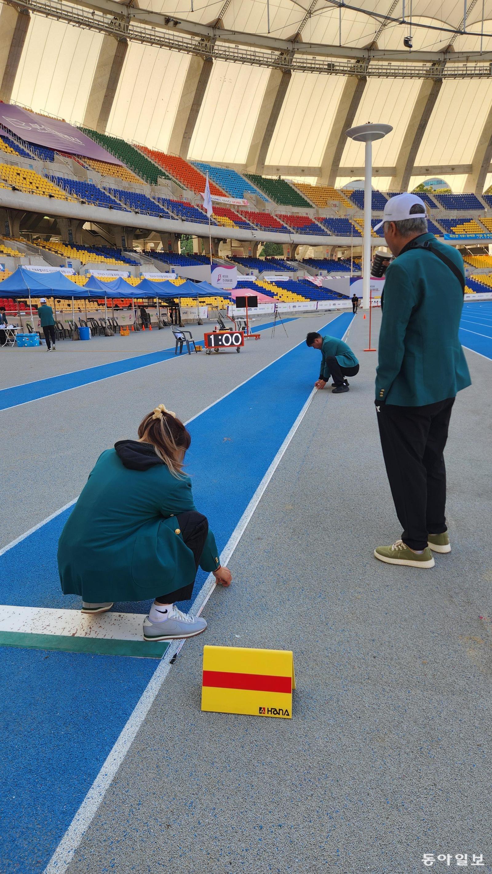 21일 오전 부산 연제구 부산아시아드주경기장 멀리뛰기 경기장에서 심판들이 선수들이 도움닫기를 위해 달리는 조주거리를 측정하고 있다. 김화영 기자 run@donga.com