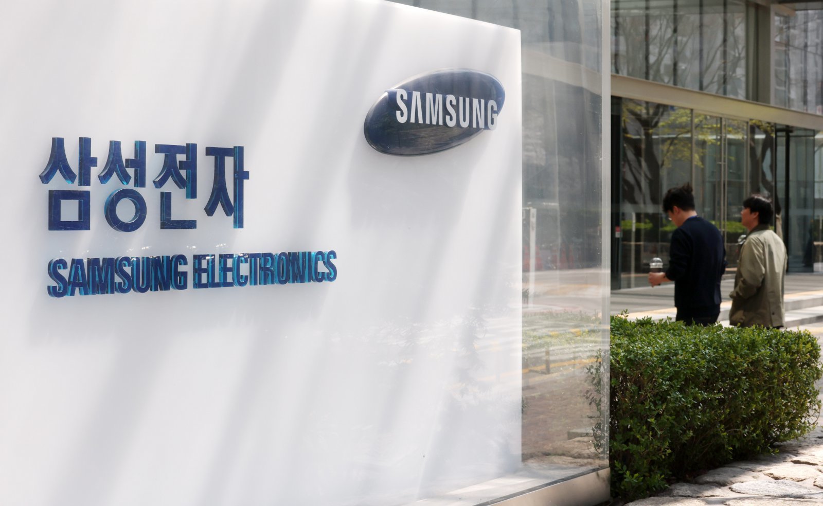 서울 서초구 삼성전자 서초사옥에서 관계자들이 드나들고 있다. /뉴스1