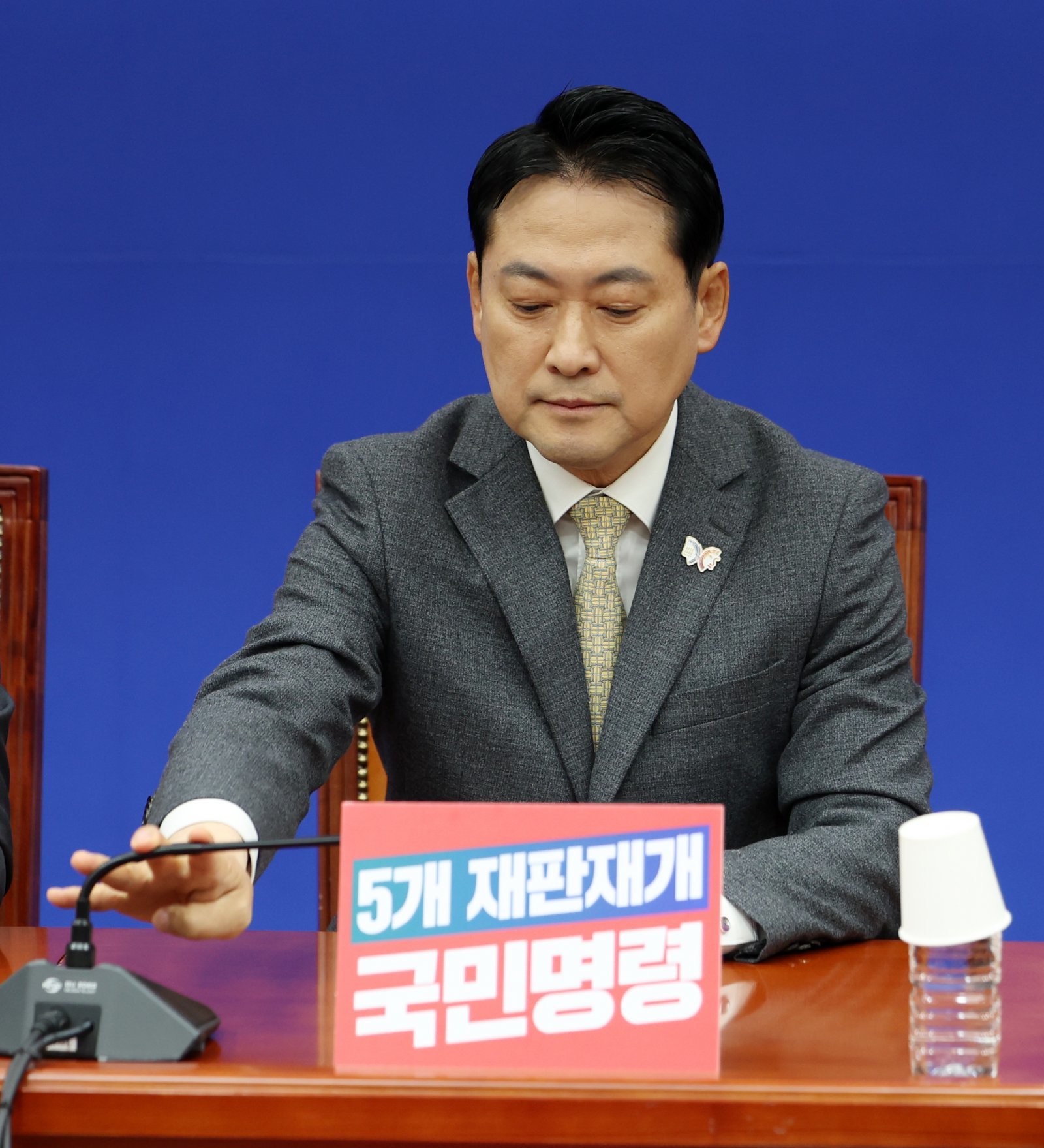 장동혁 국민의힘 대표가 27일 오전 서울 여의도 국회에서 열린 최고위원회의에서 발언을 마치고 마이크를 만지고 있다. 2025.10.27. [서울=뉴시스]