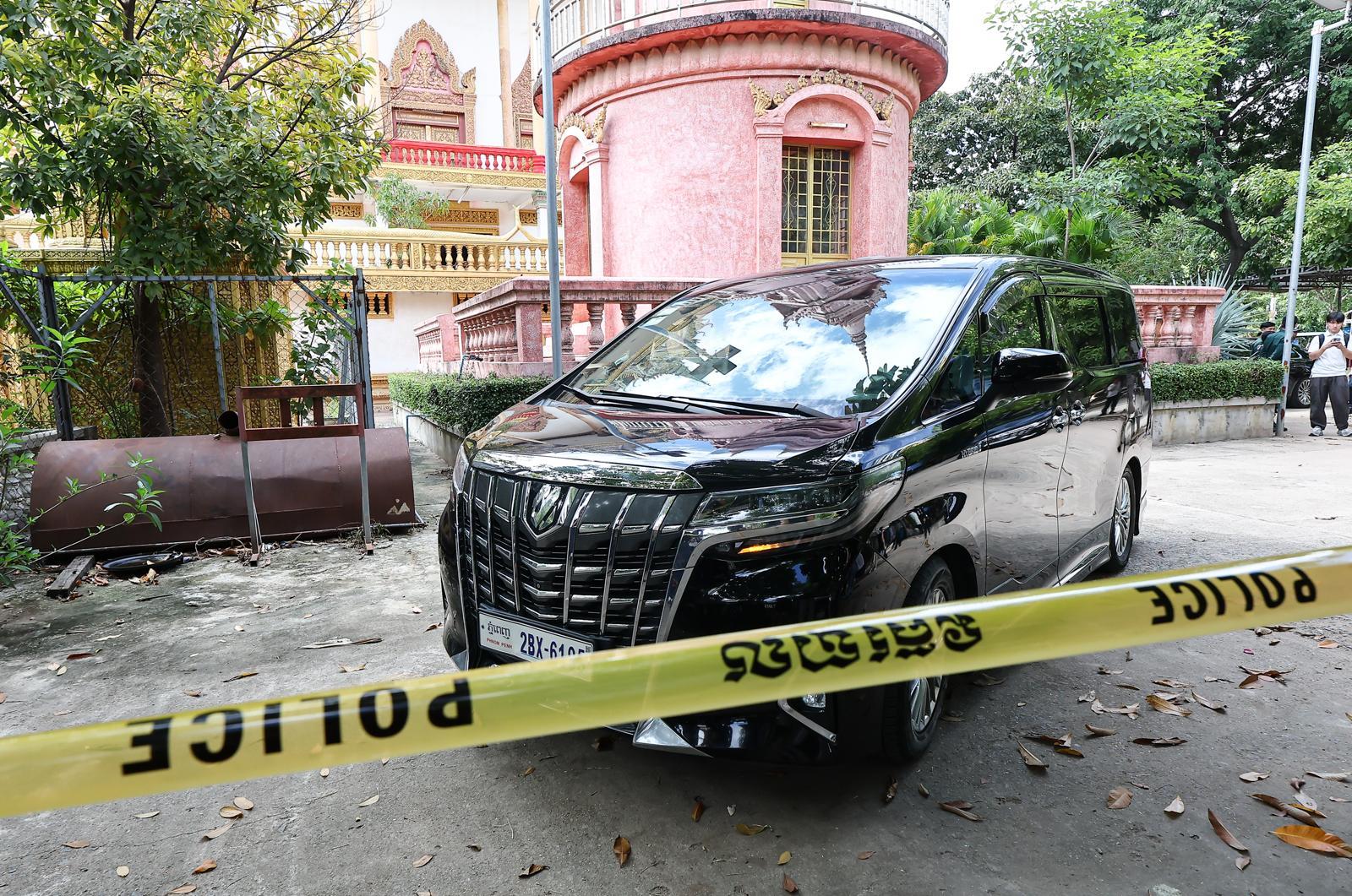 국립과학수사연구원 부검의, 담당 수사관 등이 탑승한 차량이 20일(현지시간) 캄보디아 프놈펜 턱틀라사원에서 지난 8월 보코산 지역의 온라인스캠범죄단지에 감금돼 고문 끝에 숨진 대학생 박모씨의 시신을 부검하기 위해 안치실로 들어서고 있다. 2025.10.20/뉴스1