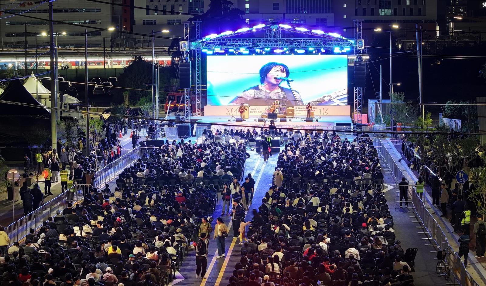 24일부터 26일까지 대전시 동구 소제동 동광장로와 대동천 일대에서 열린 ‘너와 함께한 소제’ 동구동락 축제에서 축하공연이 펼쳐지고 있다. 대전 동구청 제공