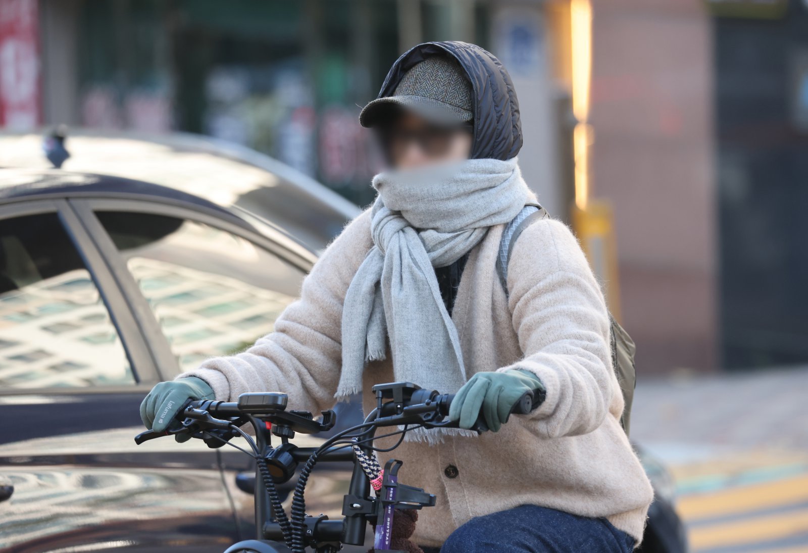 경기 지역 아침 최저기온이 영하권까지 떨어진 27일 오전 경기 화성시의 한 거리에서 시민들이 두터운 외투를 입고 출근을 하고 있다. 2025.10.27/뉴스1
