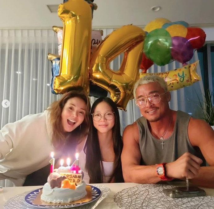 야노 시호가 딸 추사랑의 14번째 생일을 축하했다. 남편 추성훈과 함께한 생일파티 현장이 공개되며 행복한 가족의 모습이 화제를 모았다. 야노 시호 인스타그램