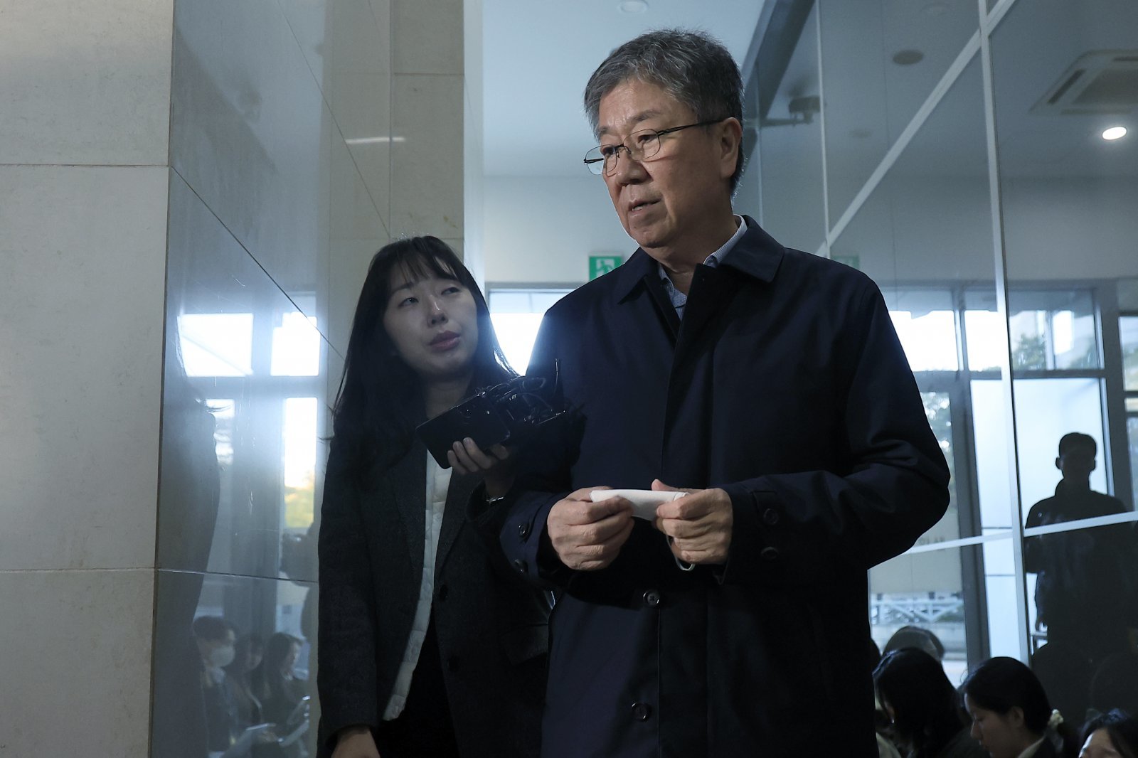 김대기 전 대통령 비서실장이 27일 오전 서울시 서초구 서초중앙로 해병대원 순직 사건 관련 의혹을 수사하는 순직해병특검팀(특별검사 이명현)으로 소환조사에 출석하고 있다. 2025.10.27 뉴스1