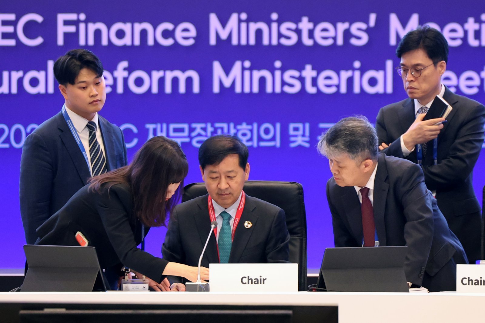 구윤철 경제부총리 겸 기획재정부 장관이 21일 오전 인천 중구 인스파이어 리조트에서 ‘2025 APEC 재무장관회의 및 구조개혁장관회의’ 개회 전 회의 준비를 하고 있다. 2025.10.21/뉴스1