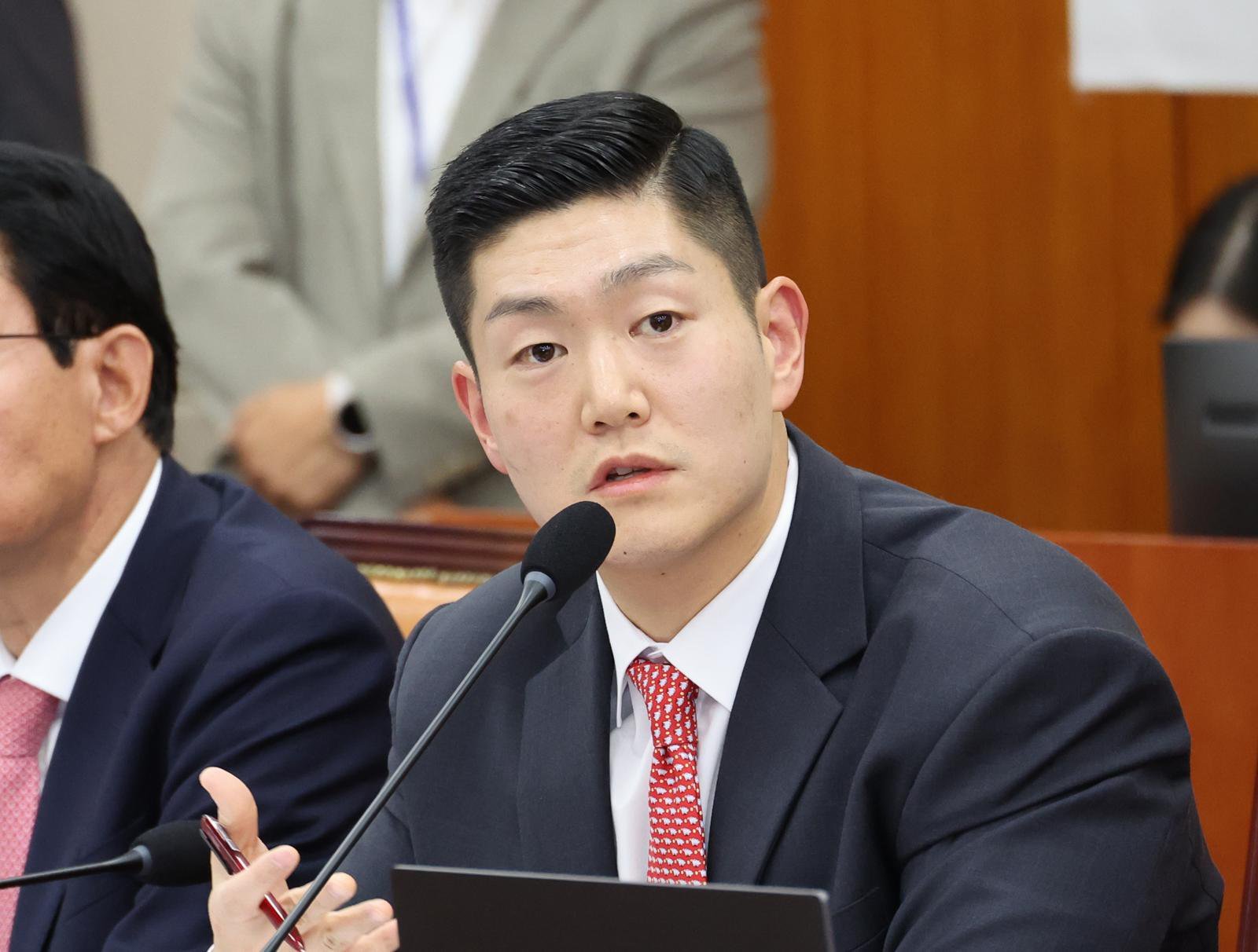 국민의힘 김재섭 의원이 10월 20일 서울 여의도 국회에서 열린 정무위원회 국정감사에서 질의를 하고 있다. 뉴시스