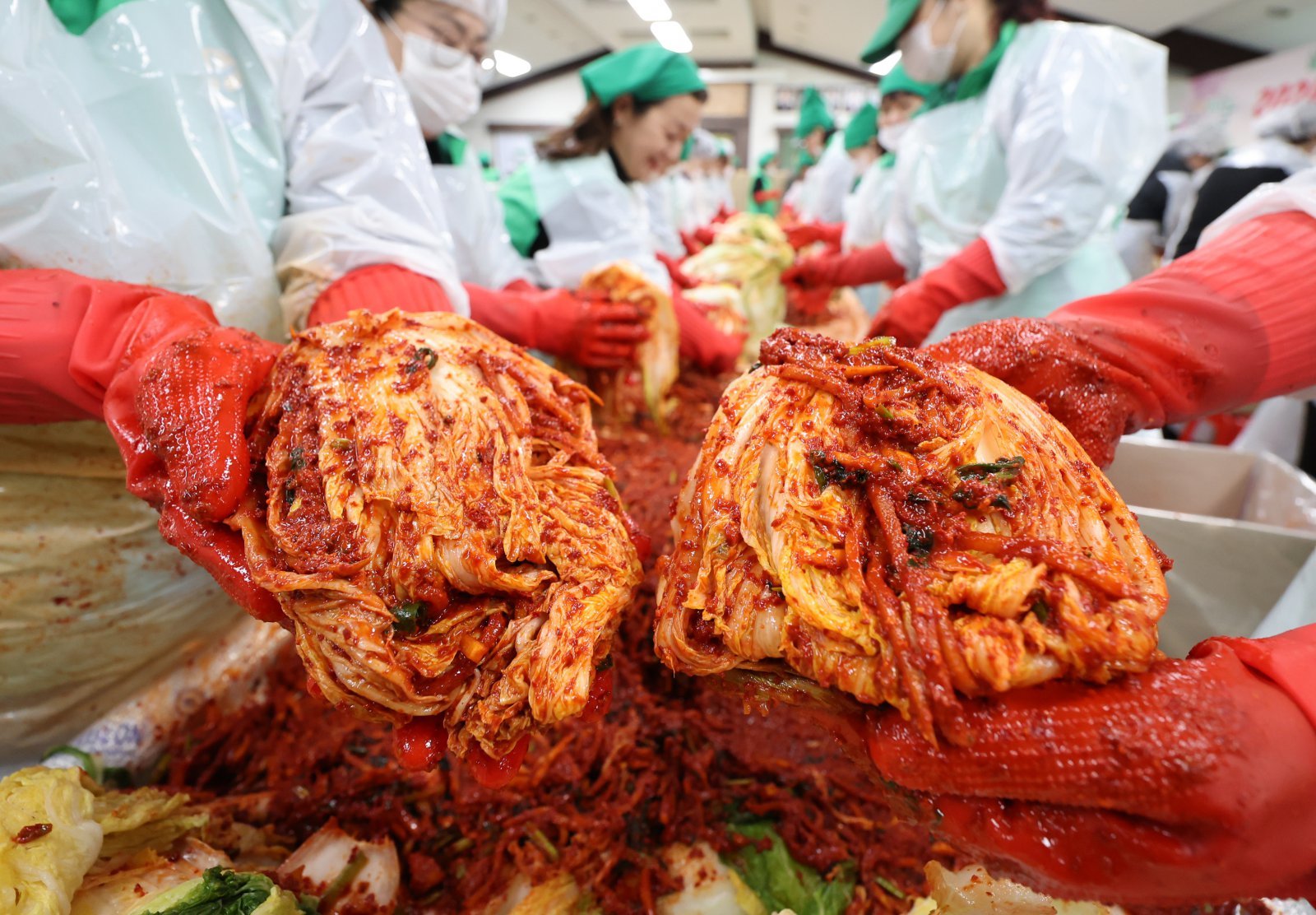 20일 오전 인천 미추홀구 새마을회관에서 열린 2024 사랑의 김장 나누기 행사에서 회원들이 김장을 하고 있다. 이 날 담근 김장 김치 2000포기 500박스는 관내 홀몸 어르신, 한부모가정 등 저소득층에게 전달된다.  2024.11.20. 인천=뉴시스