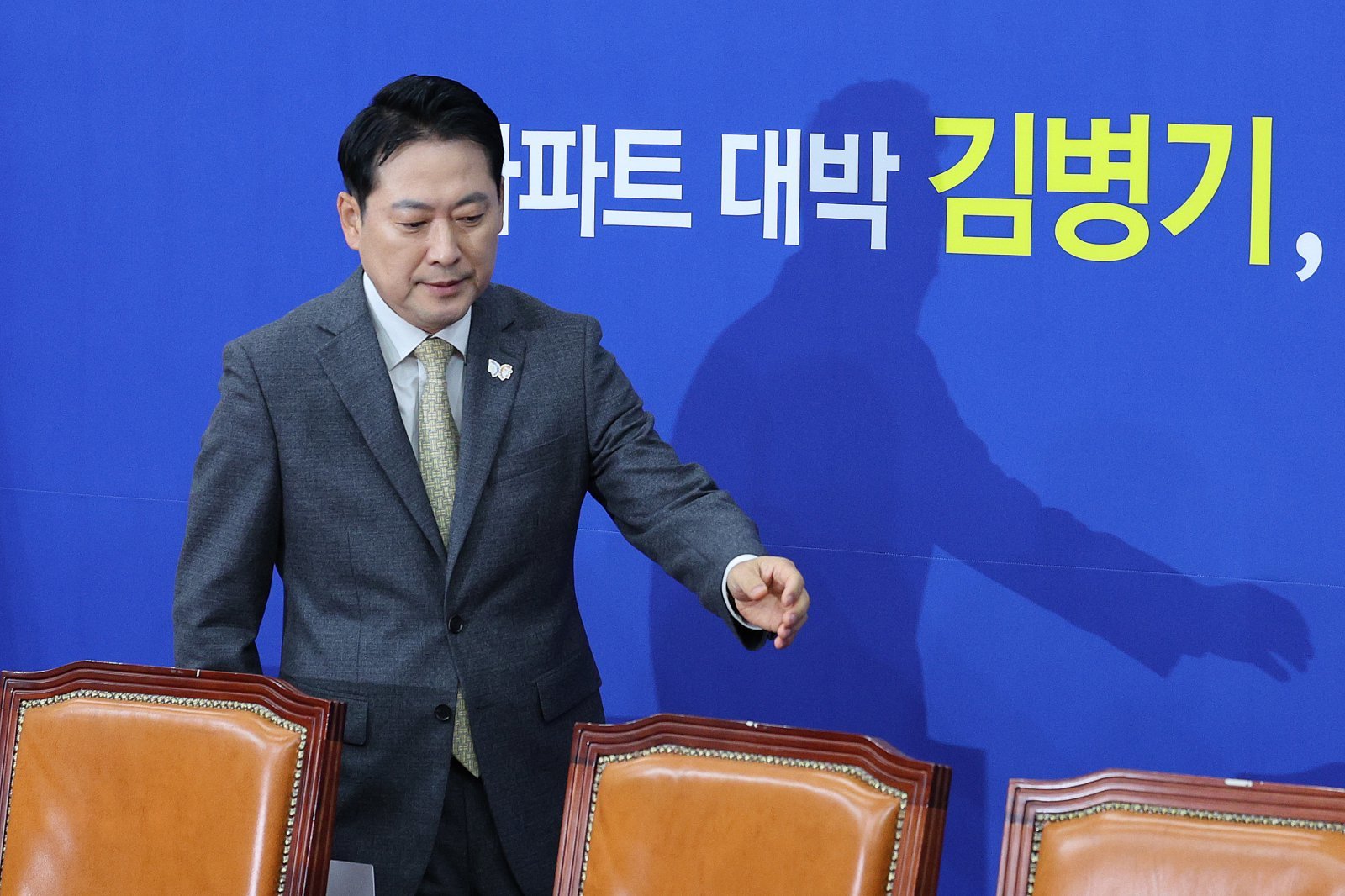 장동혁 국민의힘 대표가 27일 서울 여의도 국회에서 열린 최고위원회의에 참석하고 있다. 2025.10.27/뉴스1