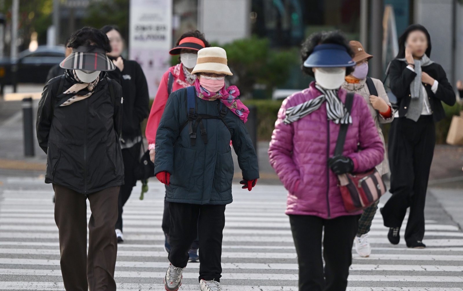 27일 오전 광주 서구 치평동 한 거리에서 시민들이 추위에 맞서 꽁꽁 싸맨 채 횡단보도를 건너고 있다. 이날 광주 일최저기온은 광주 무등산이 2.8도를 기록했다. 2025.10.27. [광주=뉴시스]