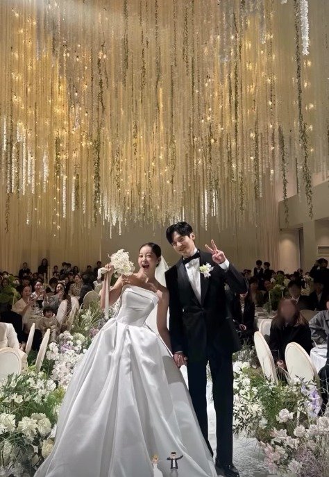 배우 윤선우와 김가은이 10년 열애 끝에 결혼식을 올렸다. 드라마 ‘일편단심 민들레’에서 인연을 맺은 두 사람은 하객들의 축복 속에 백년가약을 맺었다. 배우 김가은 윤선우 인스타그램