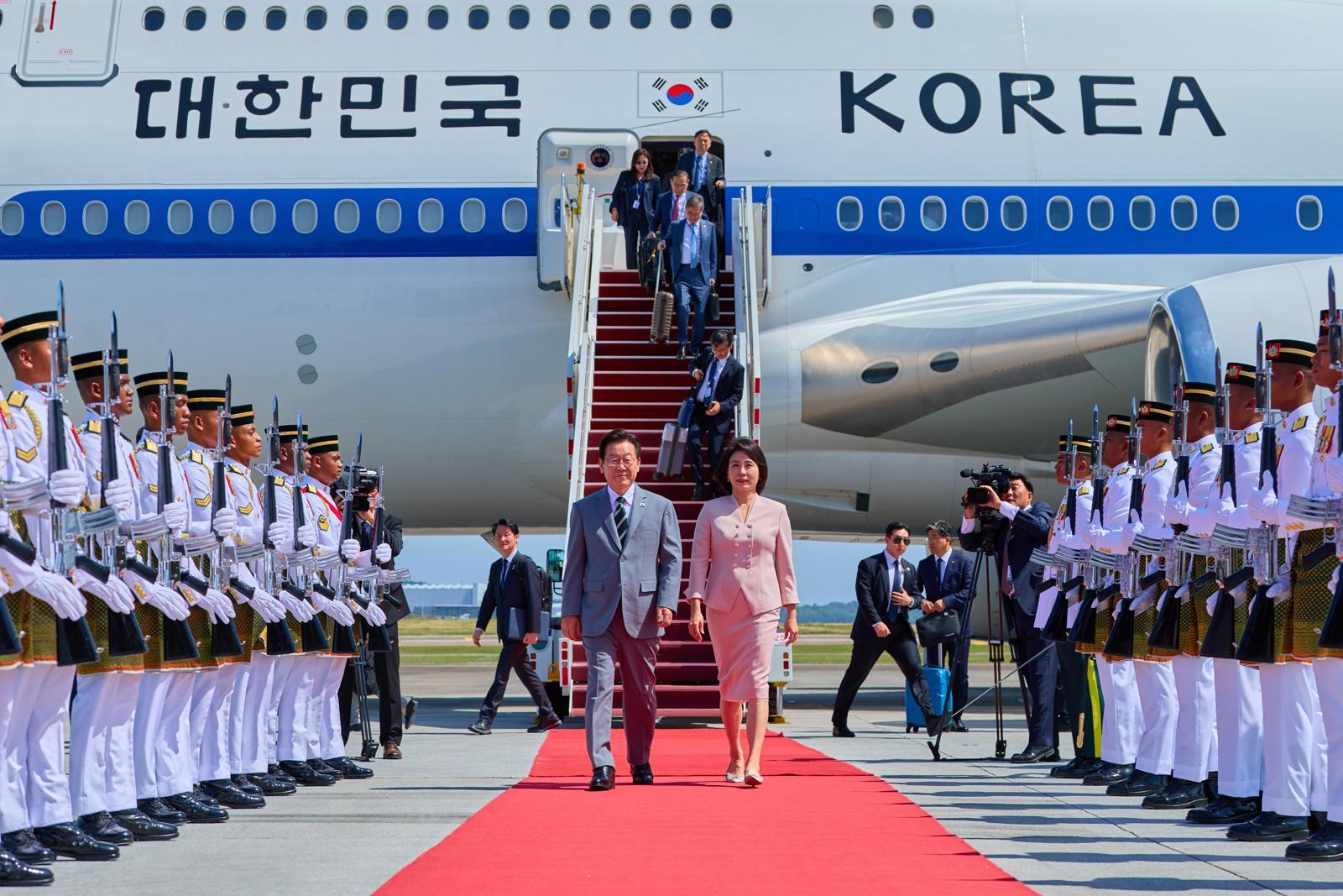 아세안 정상회의에 참석하는 이재명 대통령과 김혜경 여사가 지난 26일(현지 시간) 말레이시아 쿠알라룸푸르 국제공항에 도착해 도열을 받으며 이동하고 있다. 2025.10.27. 대통령실 제공