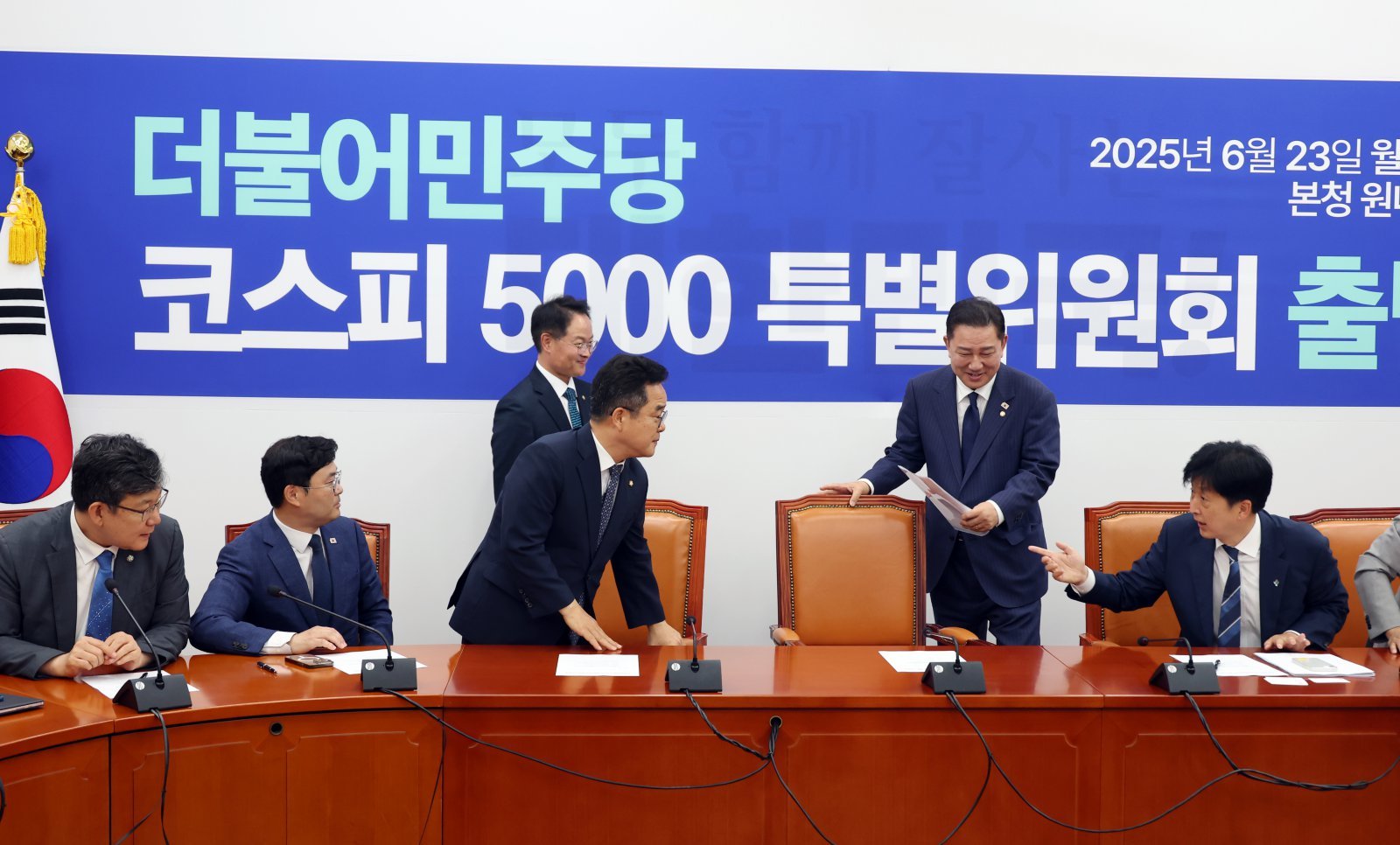 23일 서울 여의도 국회에서 열린 더불어민주당 코스피 5000 특별위원회에서 김병기 대표 직무대행과 의원들이 참석하고 있다. 2025.06.23. [서울=뉴시스]