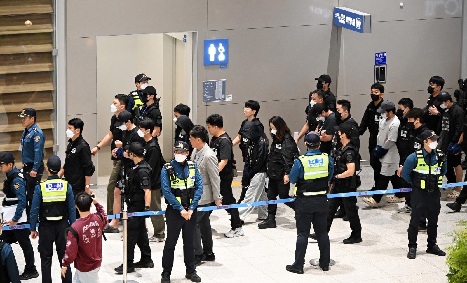 캄보디아 당국의 범죄단지 단속으로 적발돼 구금됐던 한국인들이 18일 오전 인천국제공항 2터미널을 통해 송환되고 있다. 이번 송환 대상자들은 이른바 ‘웬치’로 불리는 캄보디아 범죄단지에서 보이스피싱이나 로맨스 스캠(사기) 등 범죄에 가담한 혐의를 받고 있다. 이들은 호송 차량 23대 등을 타고 충남경찰청 등 6개 관할 경찰관서로 압송된다. 2025.10.18. 공동취재
