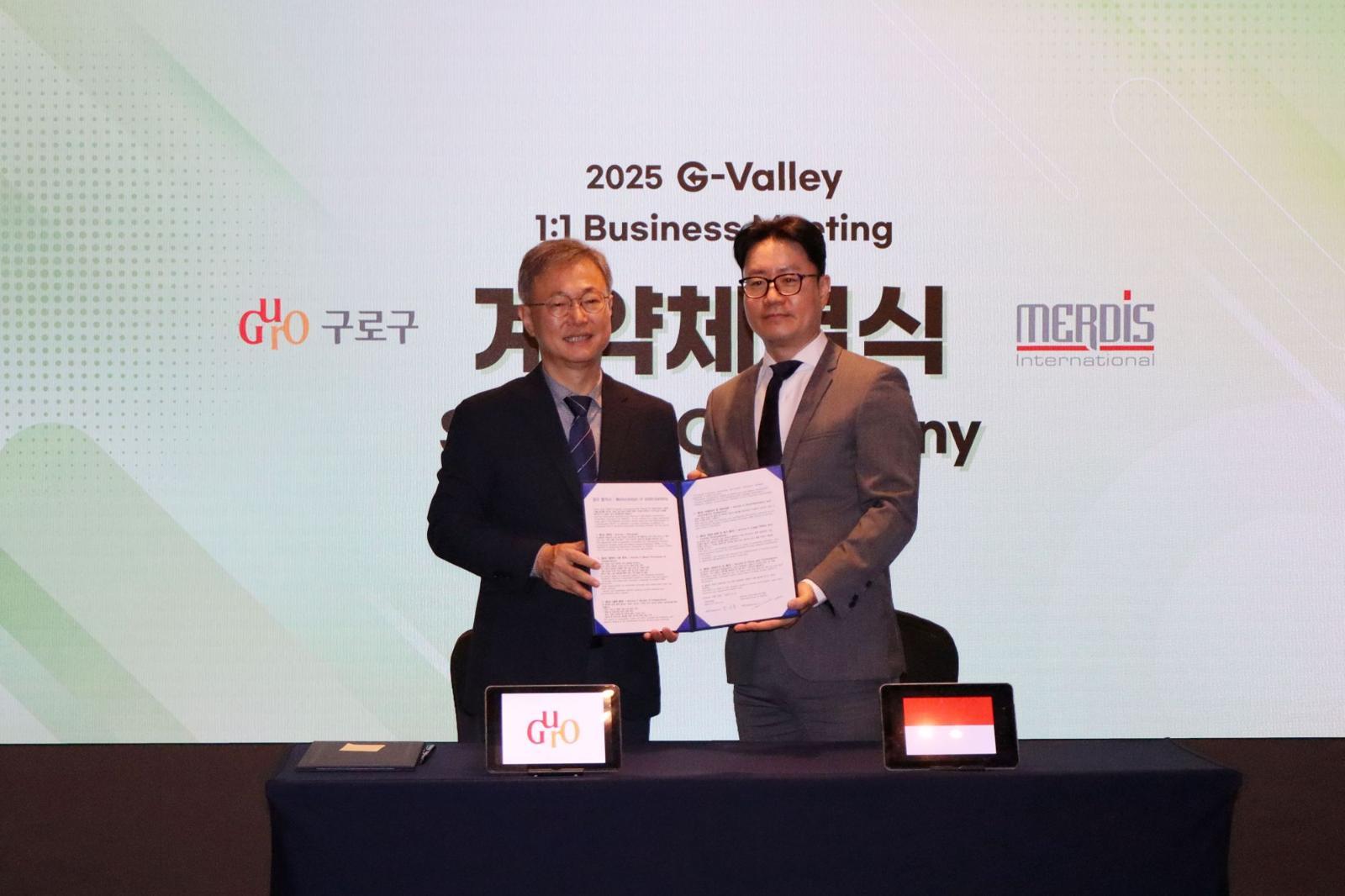 장인홍 구로구청장(왼쪽)과 김경현 메르디스 인터내셔널 대표(오른쪽)가 해외 판로 지원을 위한 양해각서(MOU)를 체결하는 모습 / 출처=IT동아