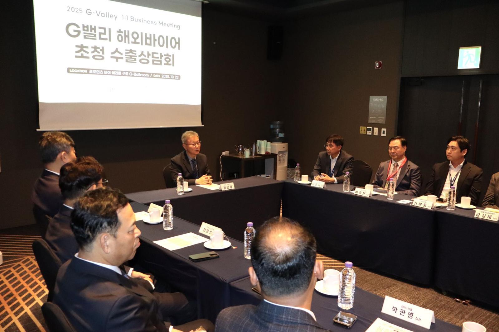 장인홍 구로구청장과 관계자들이 간담회를 갖는 모습 / 출처=IT동아