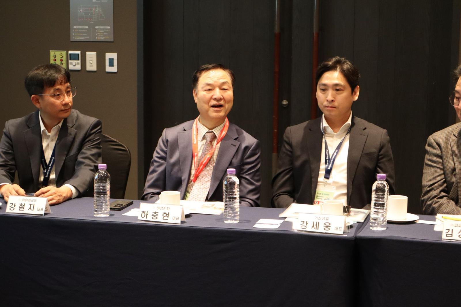 장인홍 구로구청장과 관계자들이 모여 간담회를 갖는 모습 / 출처=IT동아