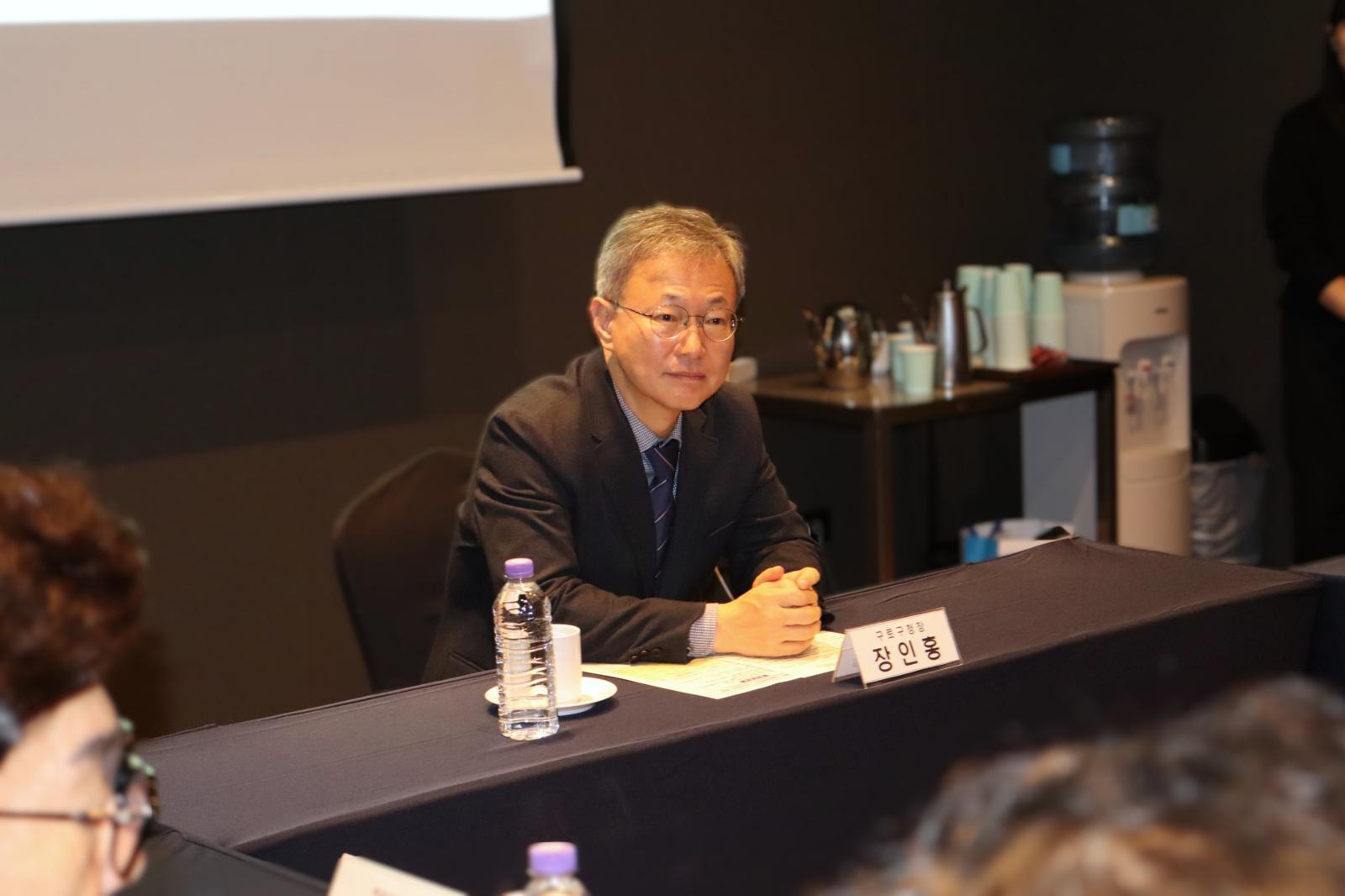 간담회를 갖는 장인홍 구로구청장 / 출처=IT동아