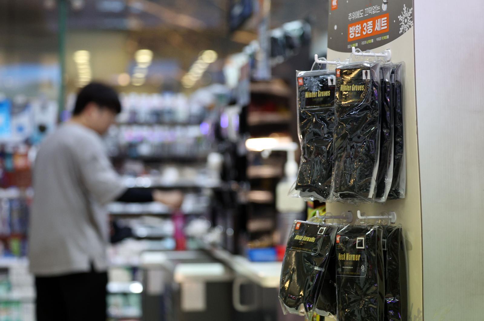 기온이 떨어지고 일교차가 커지면서 편의점에서 핫팩 등 방한용품과 겨울 대표 간식인 군고구마 등 관련 상품 매출이 증가하고 있다. 갑작스럽게 날씨가 쌀쌀해지면서 편의점에서 방한용품을 찾는 소비자들이 늘면서 GS25 등 편의점업계는 발빠르게 방한용품을 선보이고 있다. 24일 서울 강남구 GS타워 내 GS25 편의점에서 방한용품이 판매되고 있다. 2024.09.24. [서울=뉴시스]