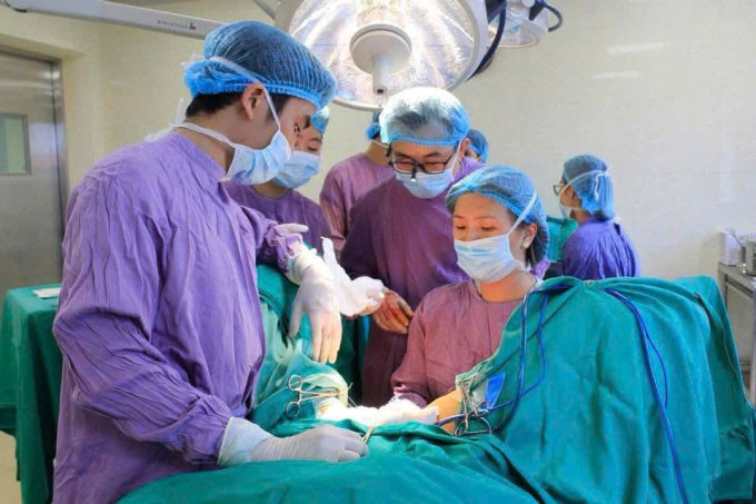 안드로겐불감증후군 환자 수술 장면. E병원 제공