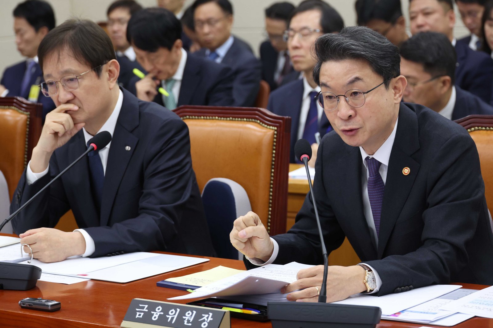 이억원 금융위원회 위원장이 27일 오전 서울 여의도 국회 정무위원회에서 열린 국정감사에서 의원 질의에 답변하고 있다. 왼쪽은 이찬진 금융감독원장. 2025.10.27 [서울=뉴시스]